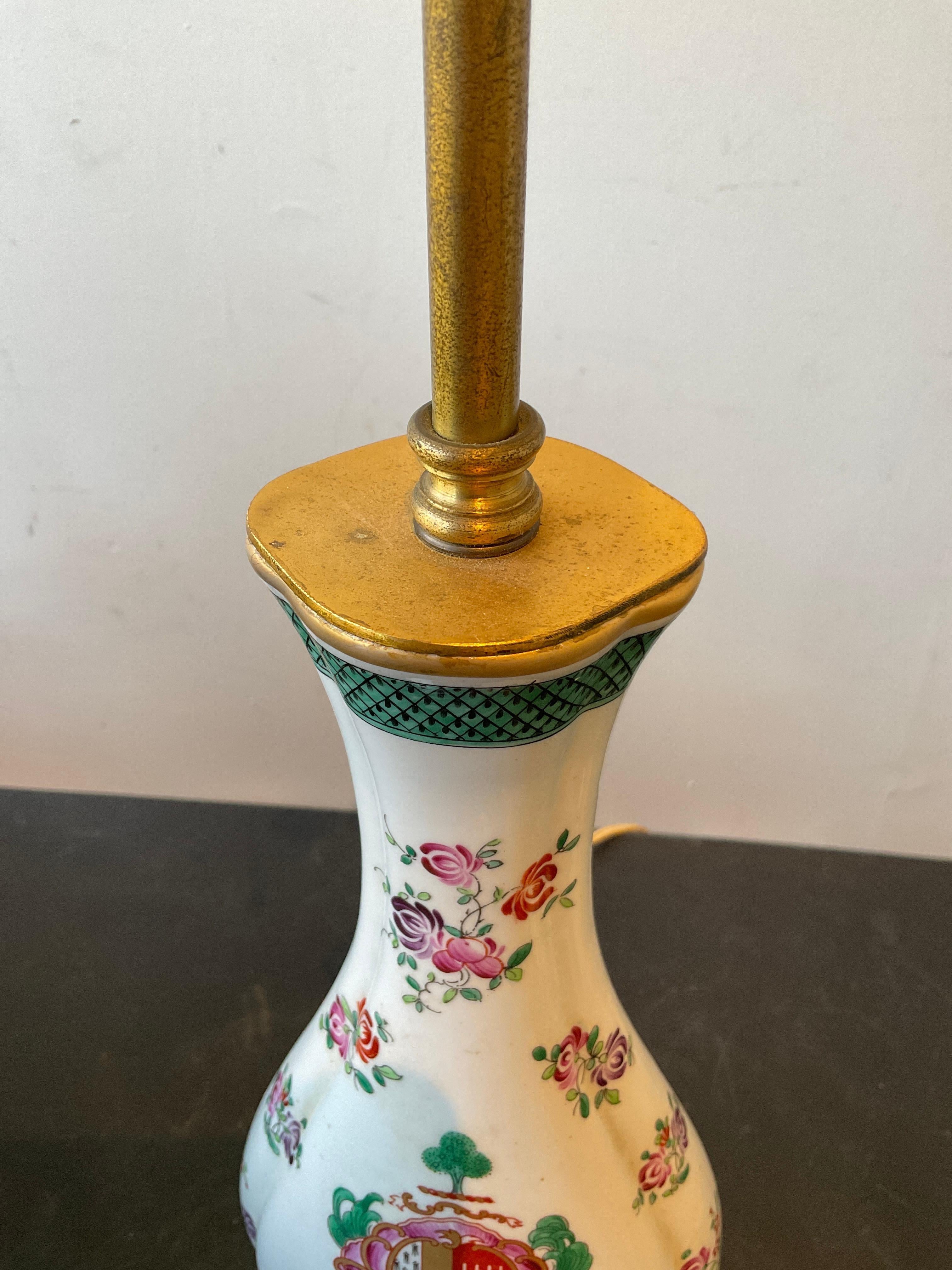 Coppia di lampade in porcellana armoriali Samson con base in bronzo dorato in vendita 6