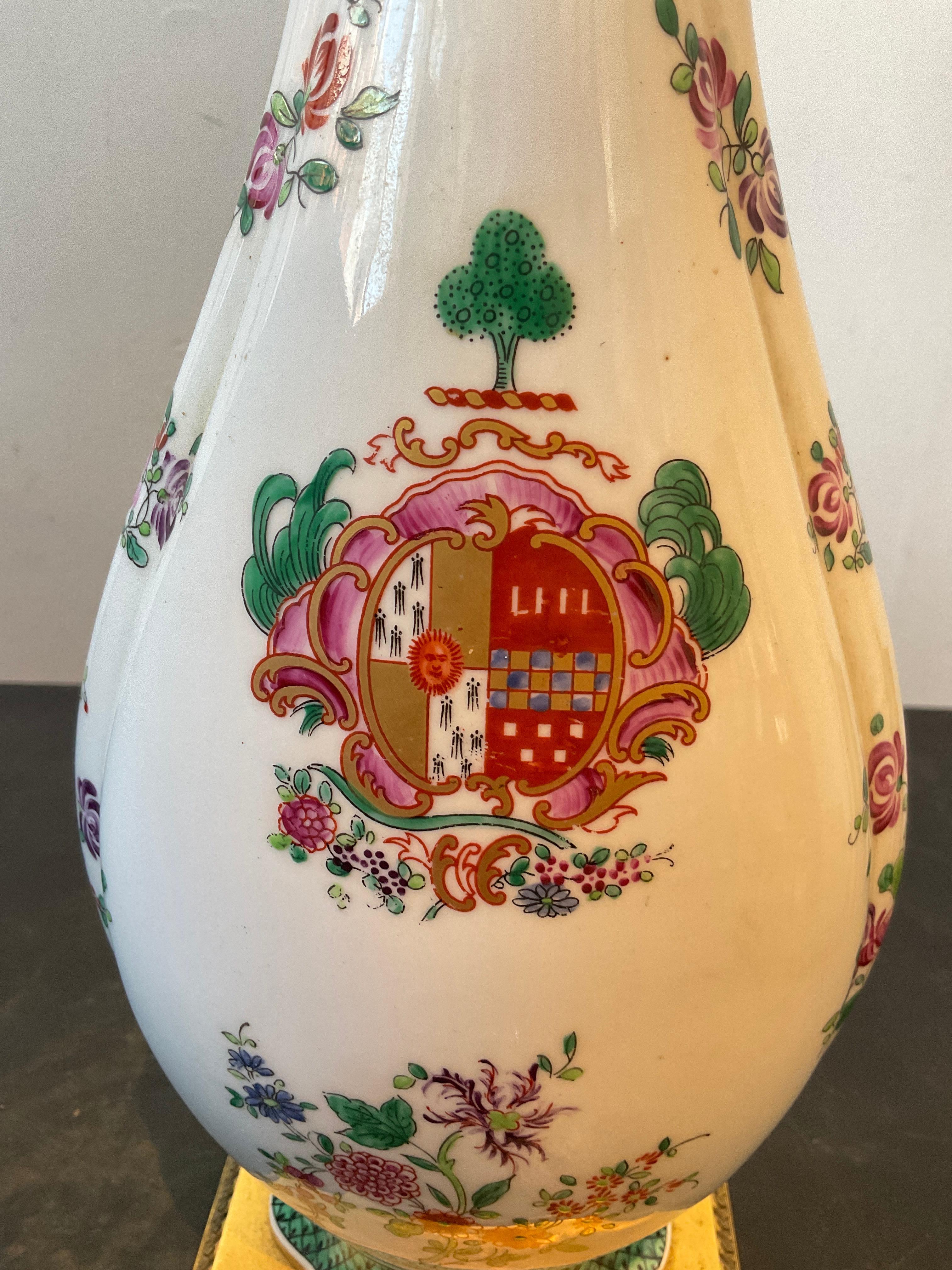 Coppia di lampade in porcellana armoriali Samson con base in bronzo dorato in vendita 7