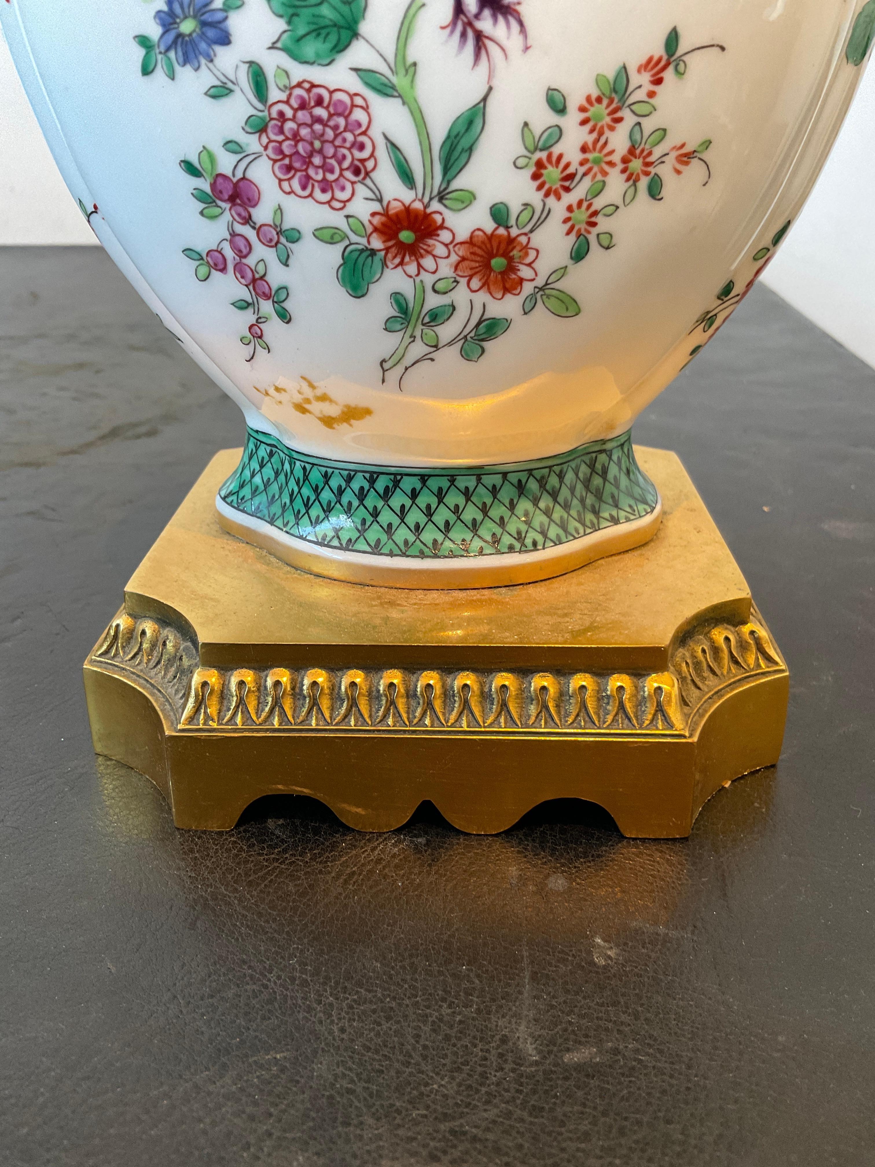 Coppia di lampade in porcellana armoriali Samson con base in bronzo dorato in vendita 8