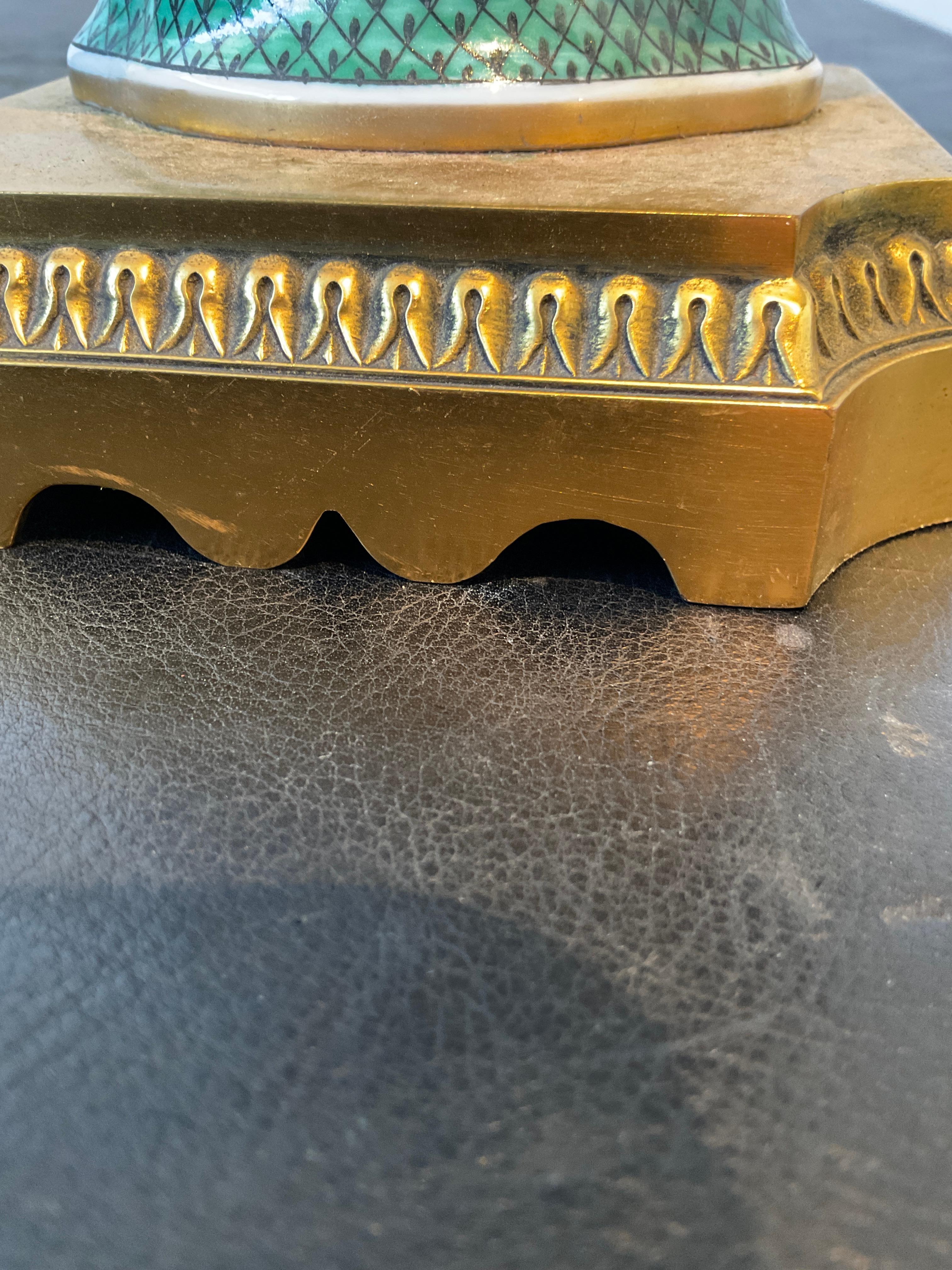 Coppia di lampade in porcellana armoriali Samson con base in bronzo dorato in vendita 9