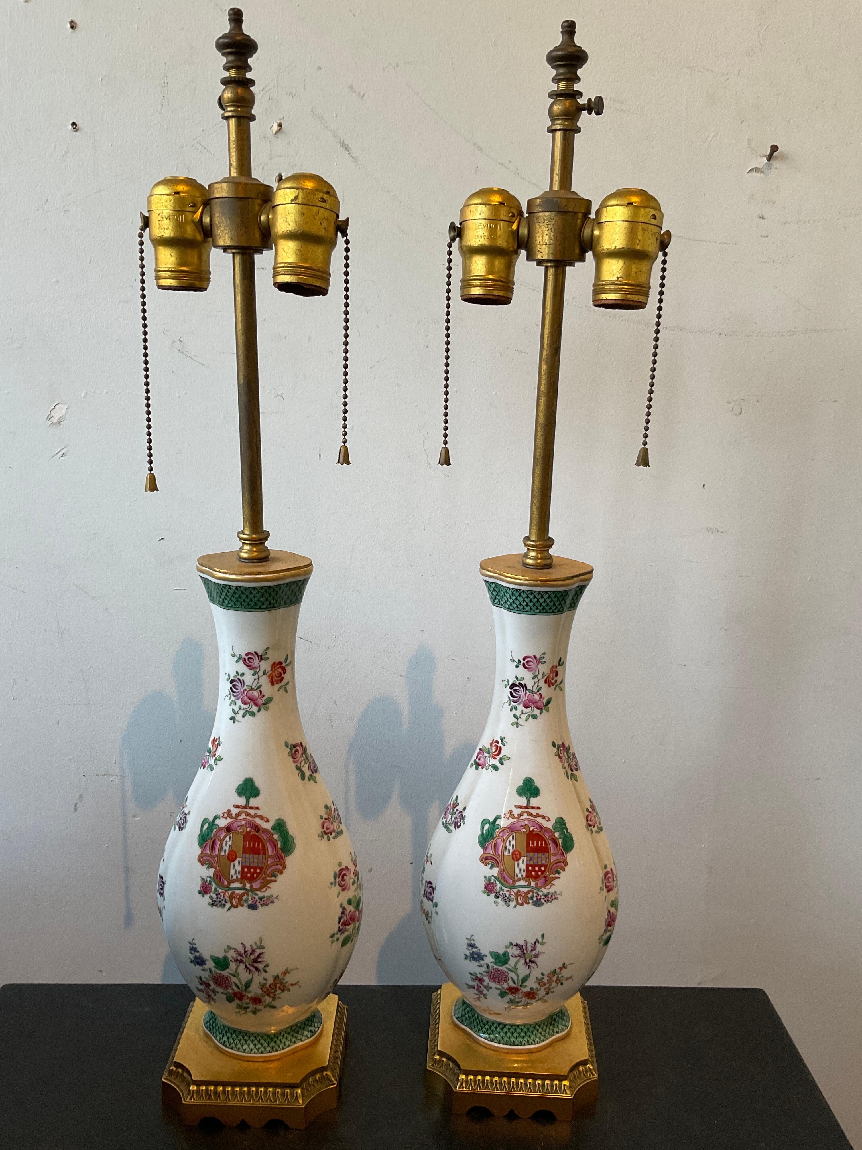 Coppia di vasi in porcellana francese Armorial Samson degli anni '40 trasformati in lampade. Su basi in bronzo dorato. Ha bisogno di essere ricablato. L'altezza dalla base alla sommità del vaso è di 14,5 cm.
