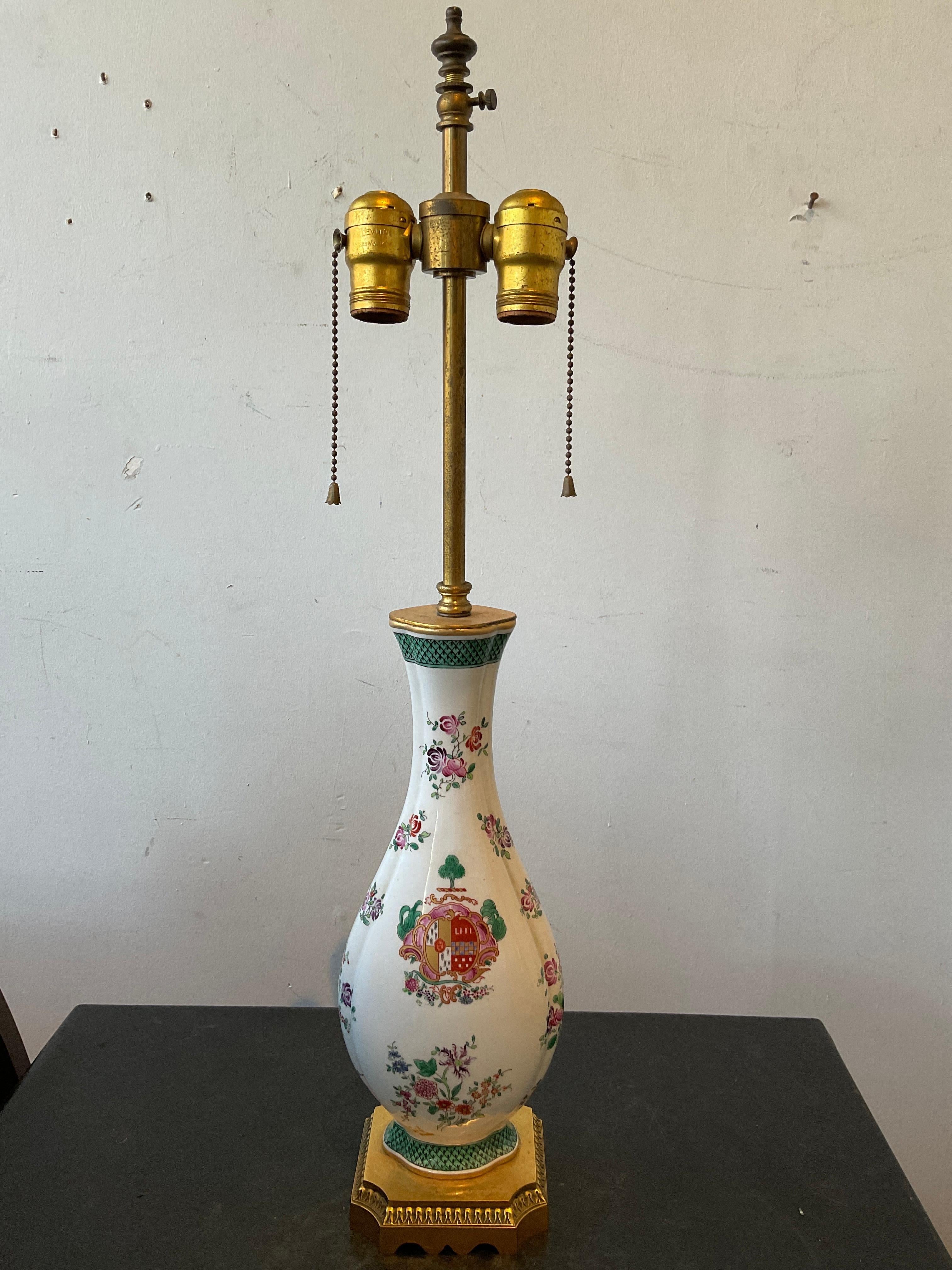 Coppia di lampade in porcellana armoriali Samson con base in bronzo dorato In condizioni buone in vendita a Tarrytown, NY
