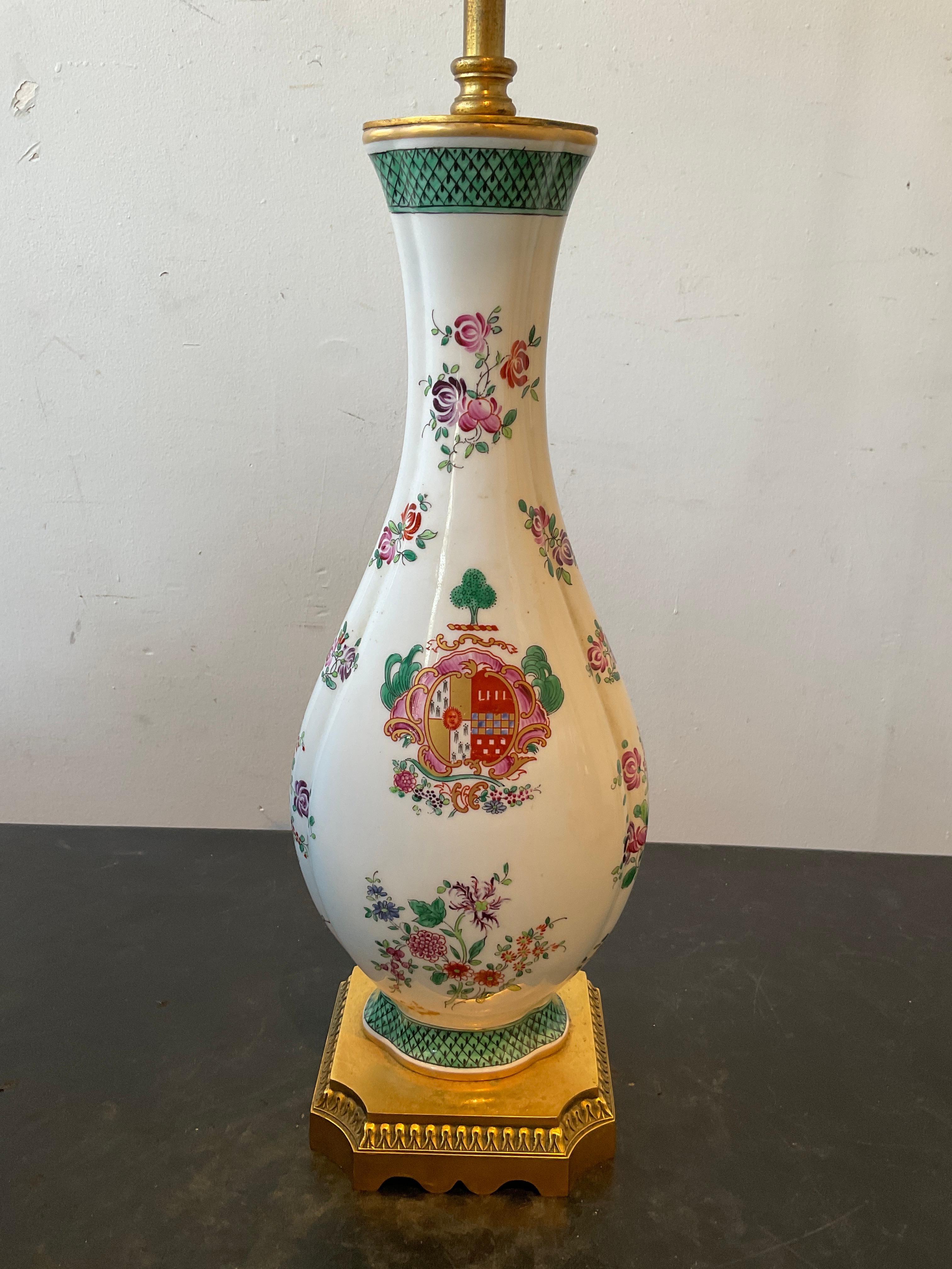 Metà XX secolo Coppia di lampade in porcellana armoriali Samson con base in bronzo dorato in vendita