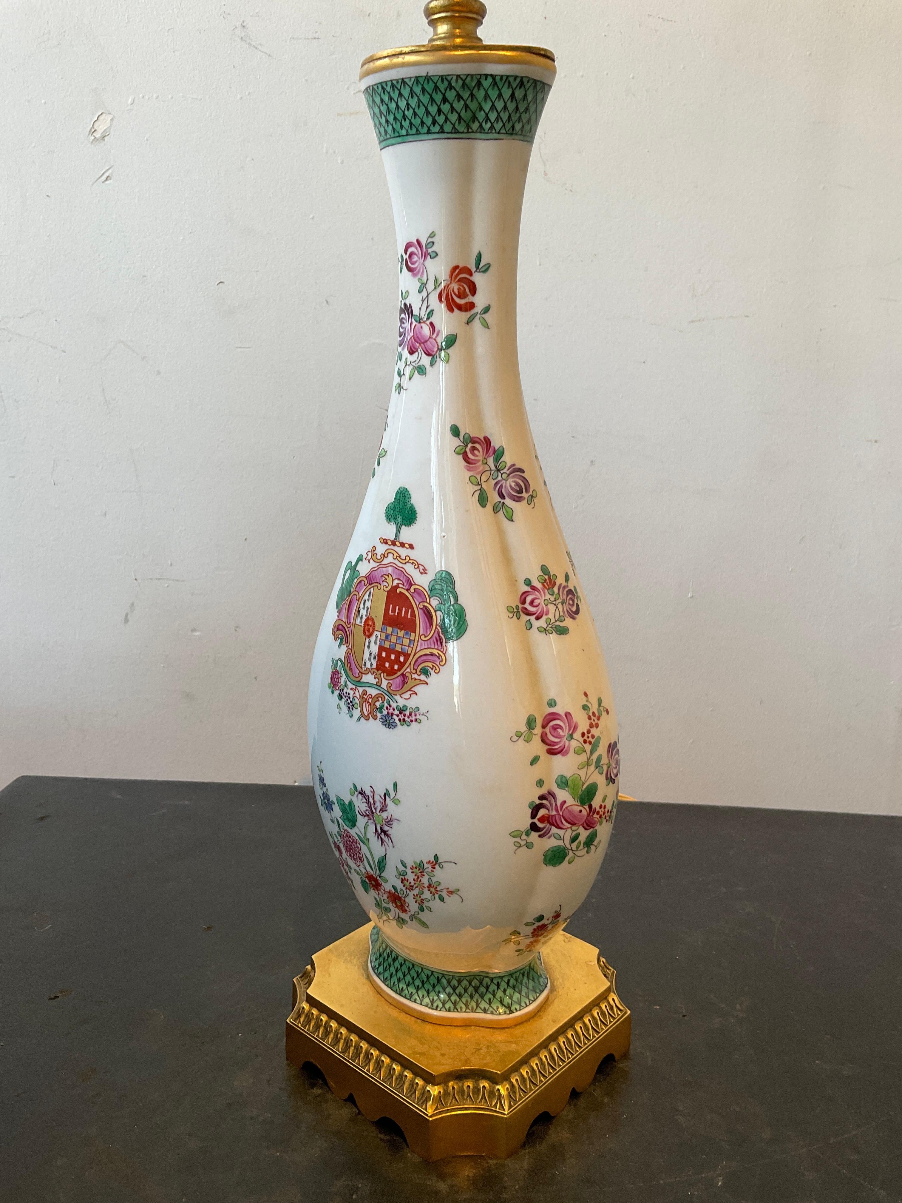 Porcellana Coppia di lampade in porcellana armoriali Samson con base in bronzo dorato in vendita
