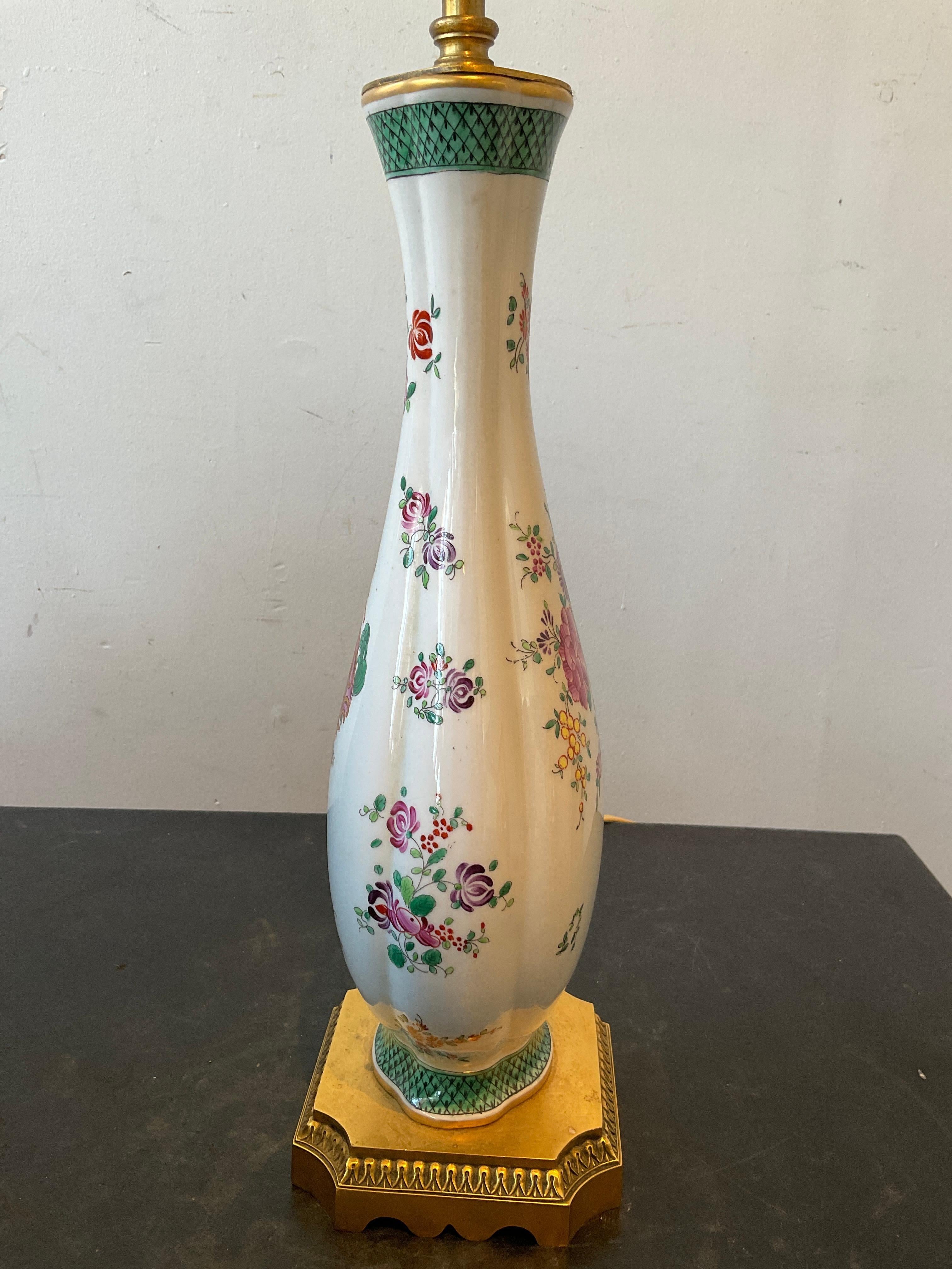 Coppia di lampade in porcellana armoriali Samson con base in bronzo dorato in vendita 1
