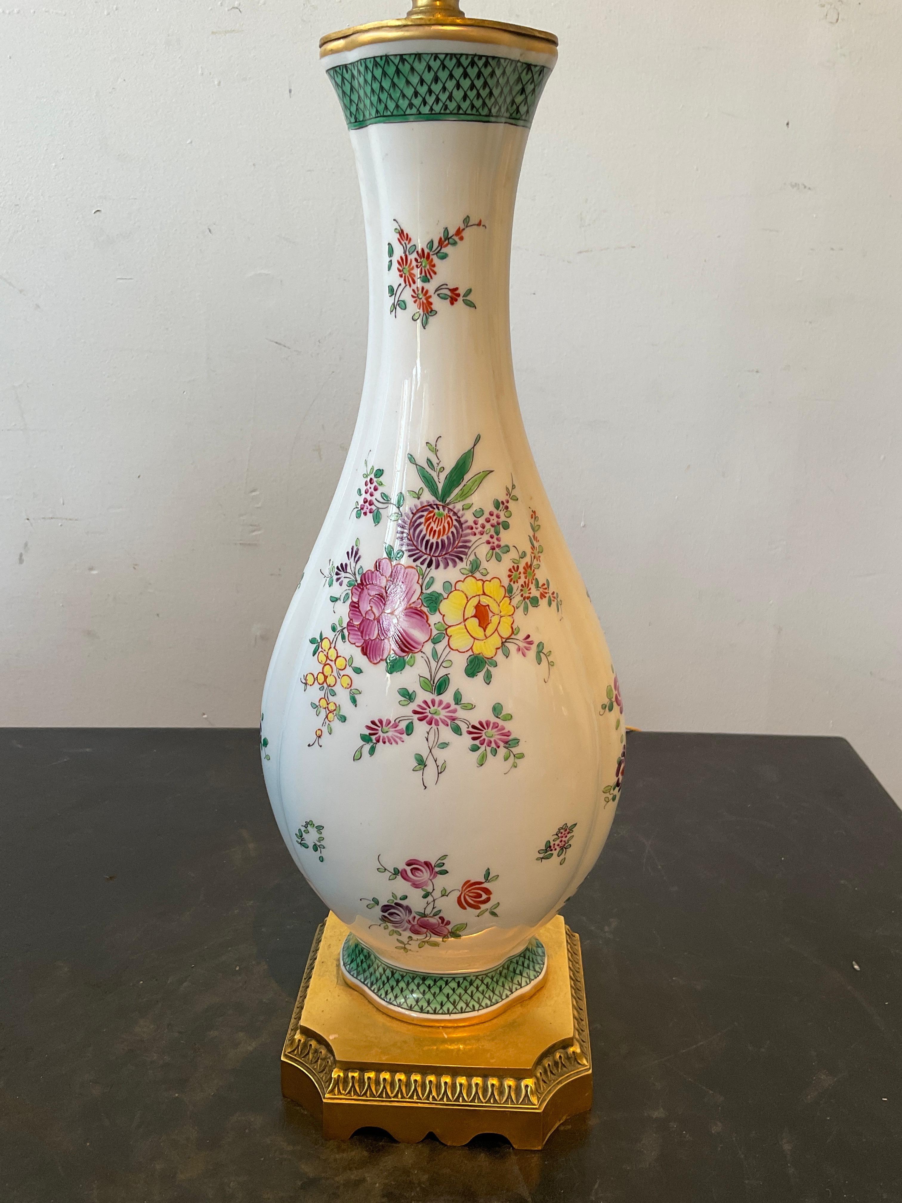 Coppia di lampade in porcellana armoriali Samson con base in bronzo dorato in vendita 2