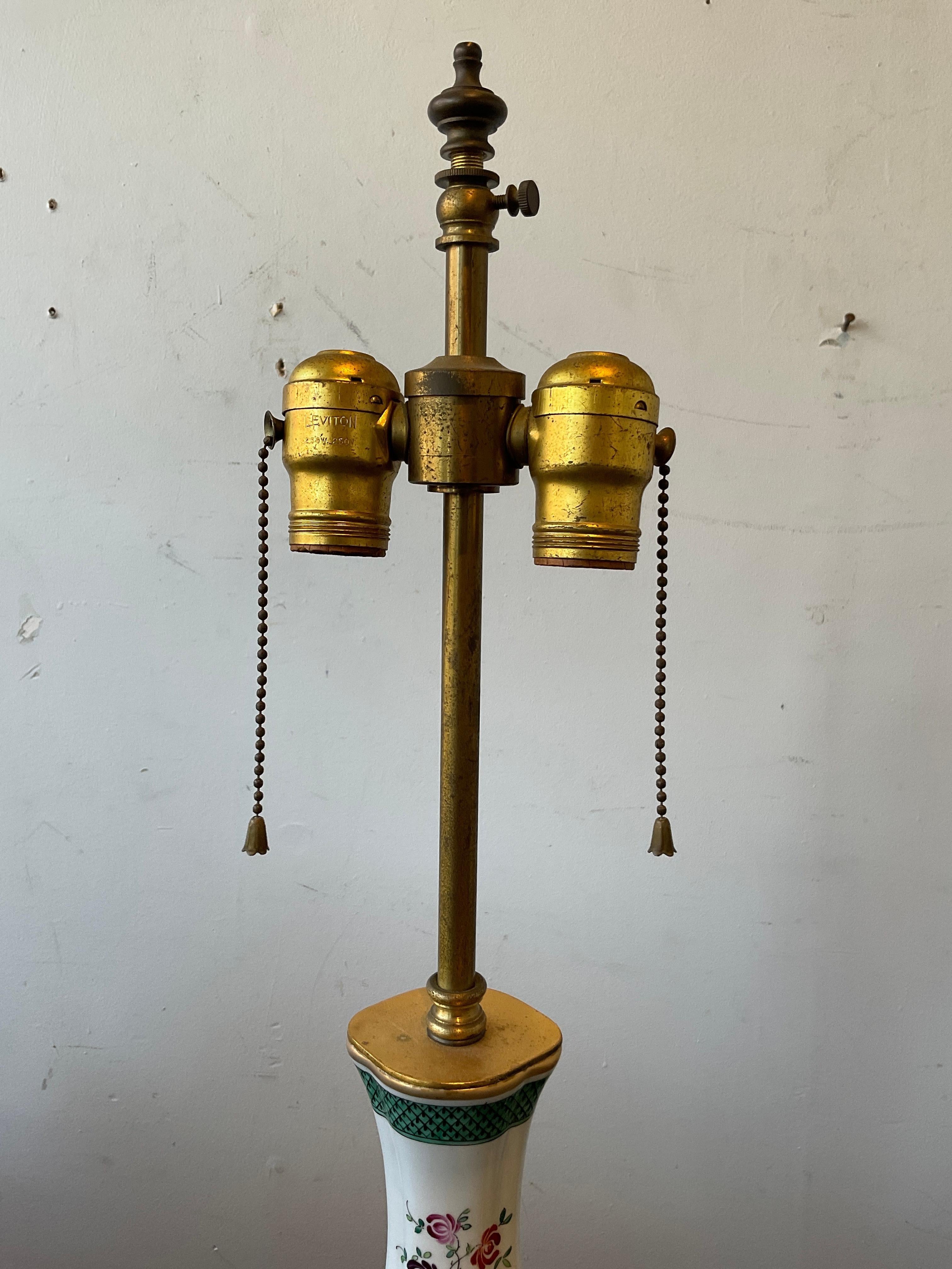 Coppia di lampade in porcellana armoriali Samson con base in bronzo dorato in vendita 4