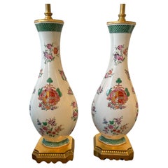 Coppia di lampade in porcellana armoriali Samson con base in bronzo dorato