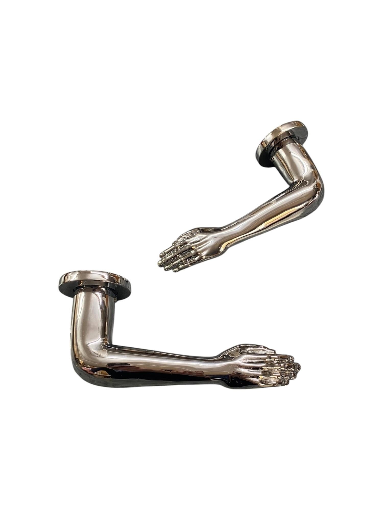 The Arm Door Handles combine elegance and originality in a unique proposal that transforms any space with its iconic and sophisticated design. With the stylized shape of an arm, these handles bring a touch of freshness and character to doors of all