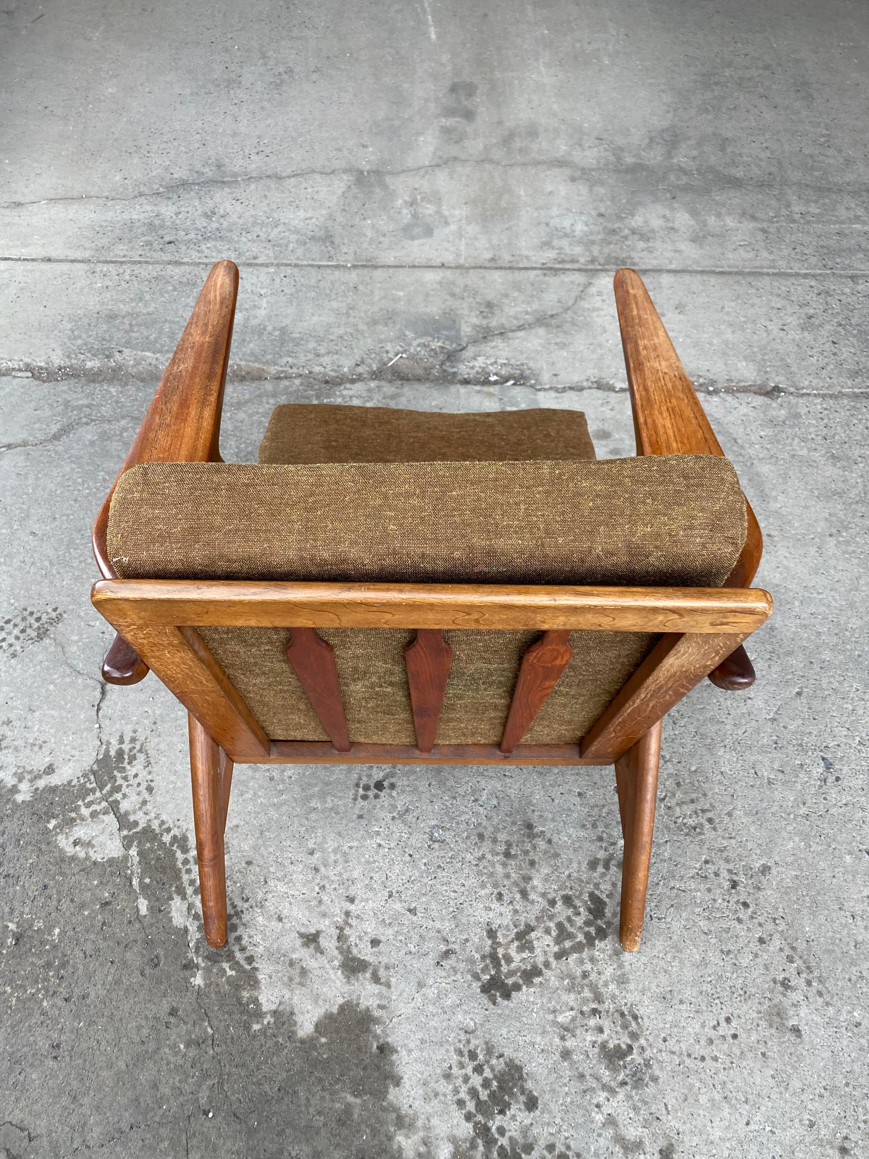 Rare paire de fauteuils modernes danois conçus par Arne Hovmand Olsen pour Mogens Kold, en état d'origine. La finition d'origine a été conservée, la patine montre juste ce qu'il faut d'usure cosmétique à la finition, de petites entailles et