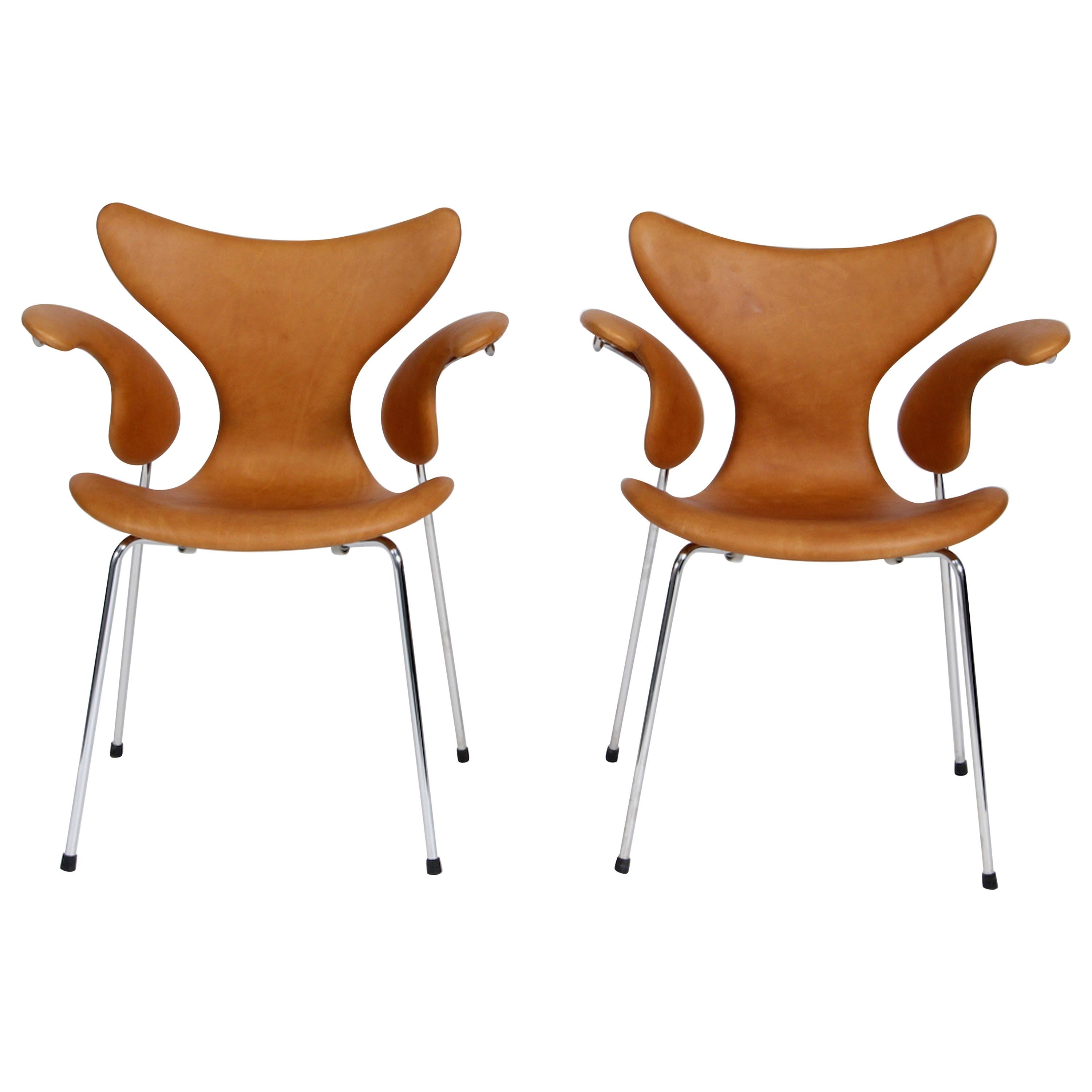One Arne Jacobsen Brown Leather Seagull Chair