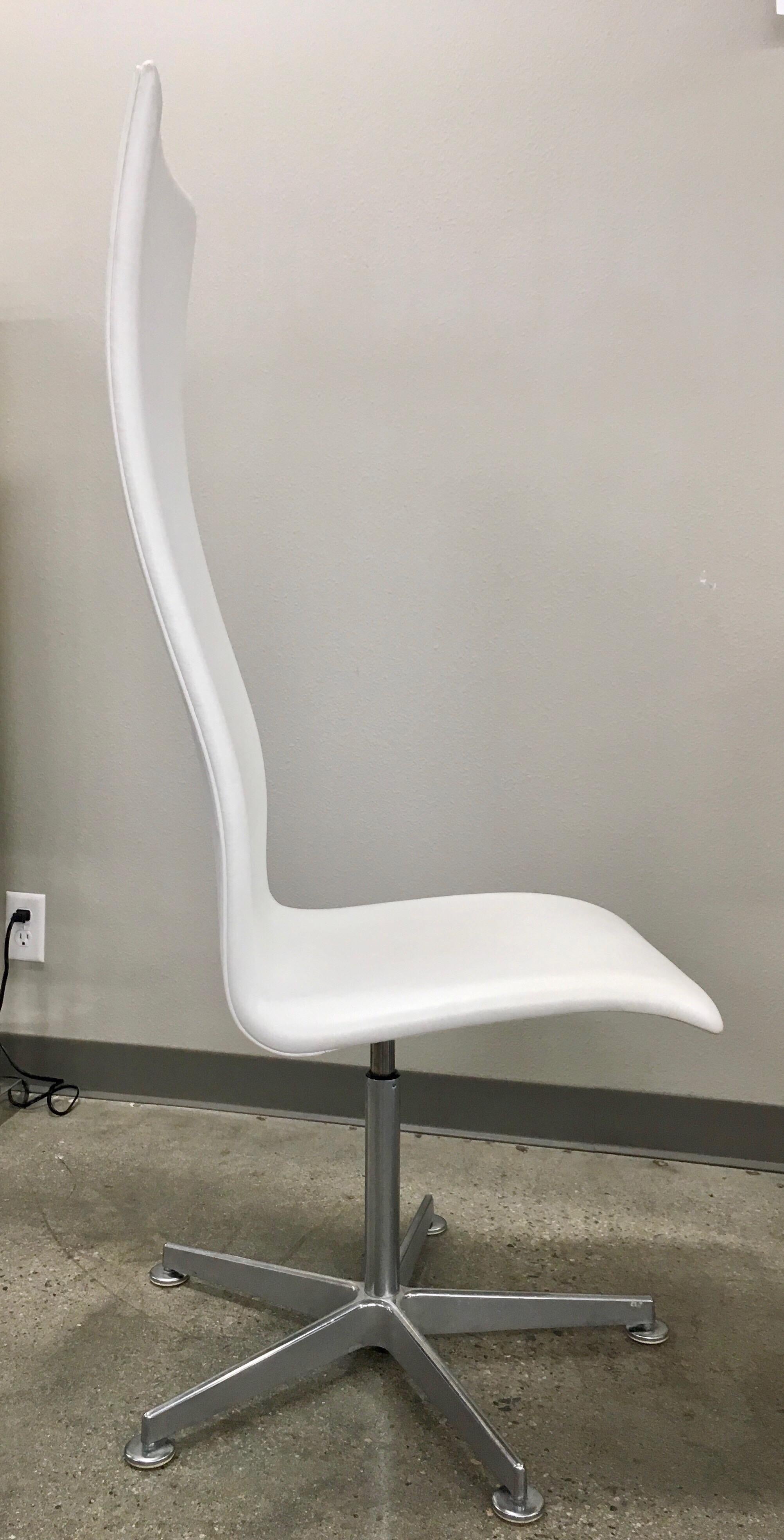 Mid-Century Modern Pair of Arne Jacobsen Denmark Oxford Swivel Chairs High Back Style, 3172
