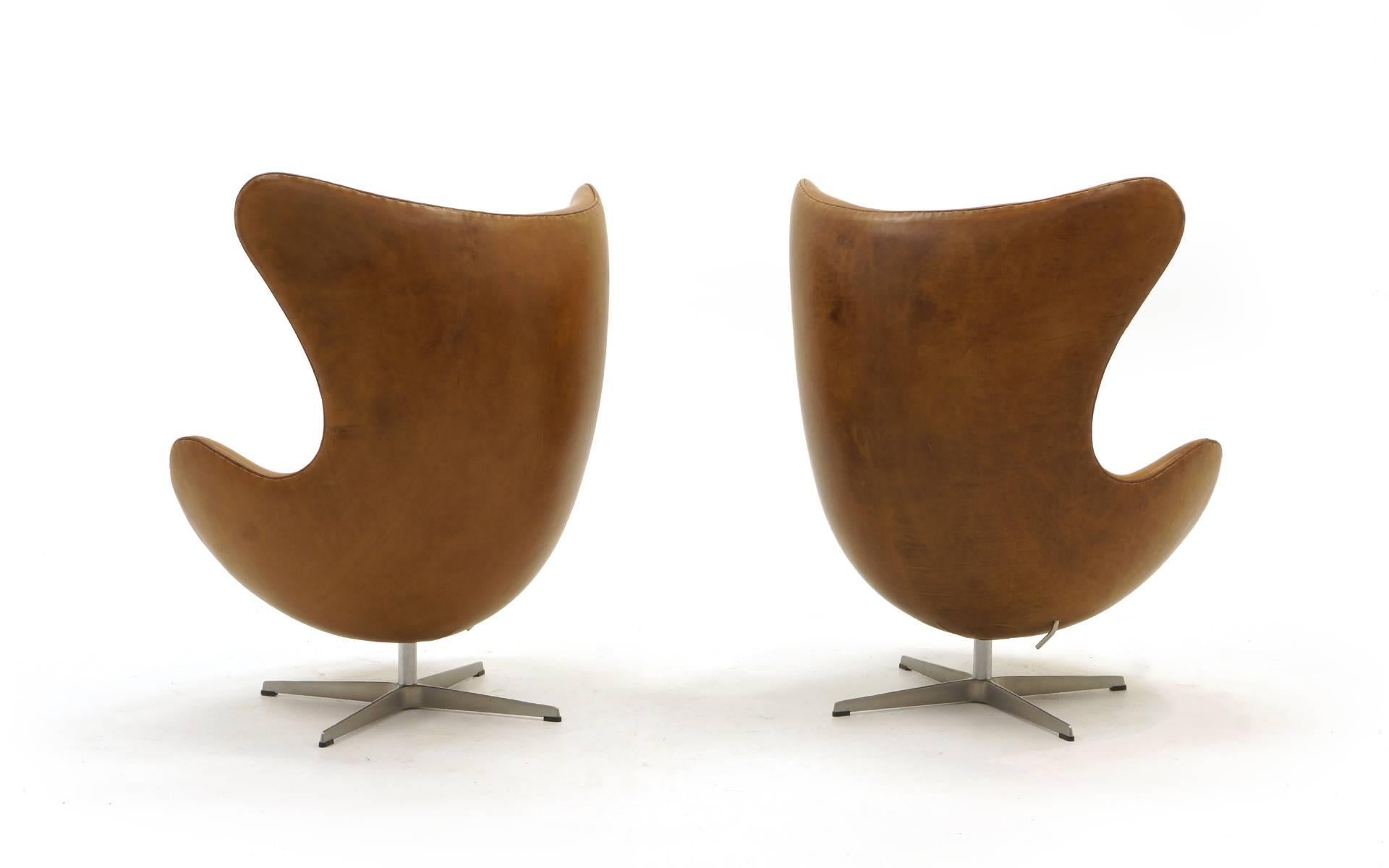Scandinavian Modern Pair of Arne Jacobsen Egg Chairs in Cognac / Tan Leather, Made by Fritz Hansen