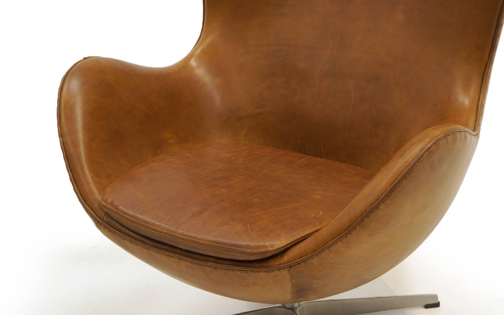 Late 20th Century Pair of Arne Jacobsen Egg Chairs in Cognac / Tan Leather, Made by Fritz Hansen