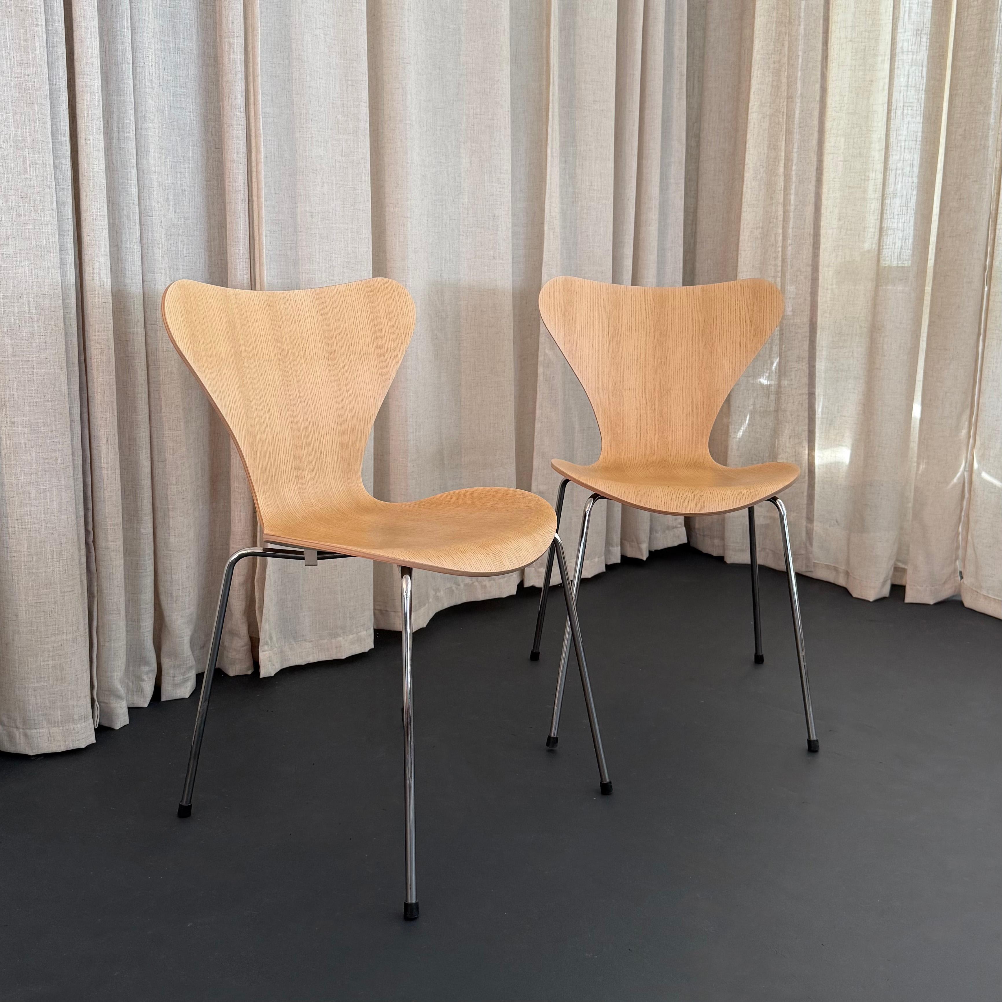 Scandinavo moderno Coppia di sedie Arne Jacobsen per Fritz Hansen Serie 7 in frassino sbiancato in vendita