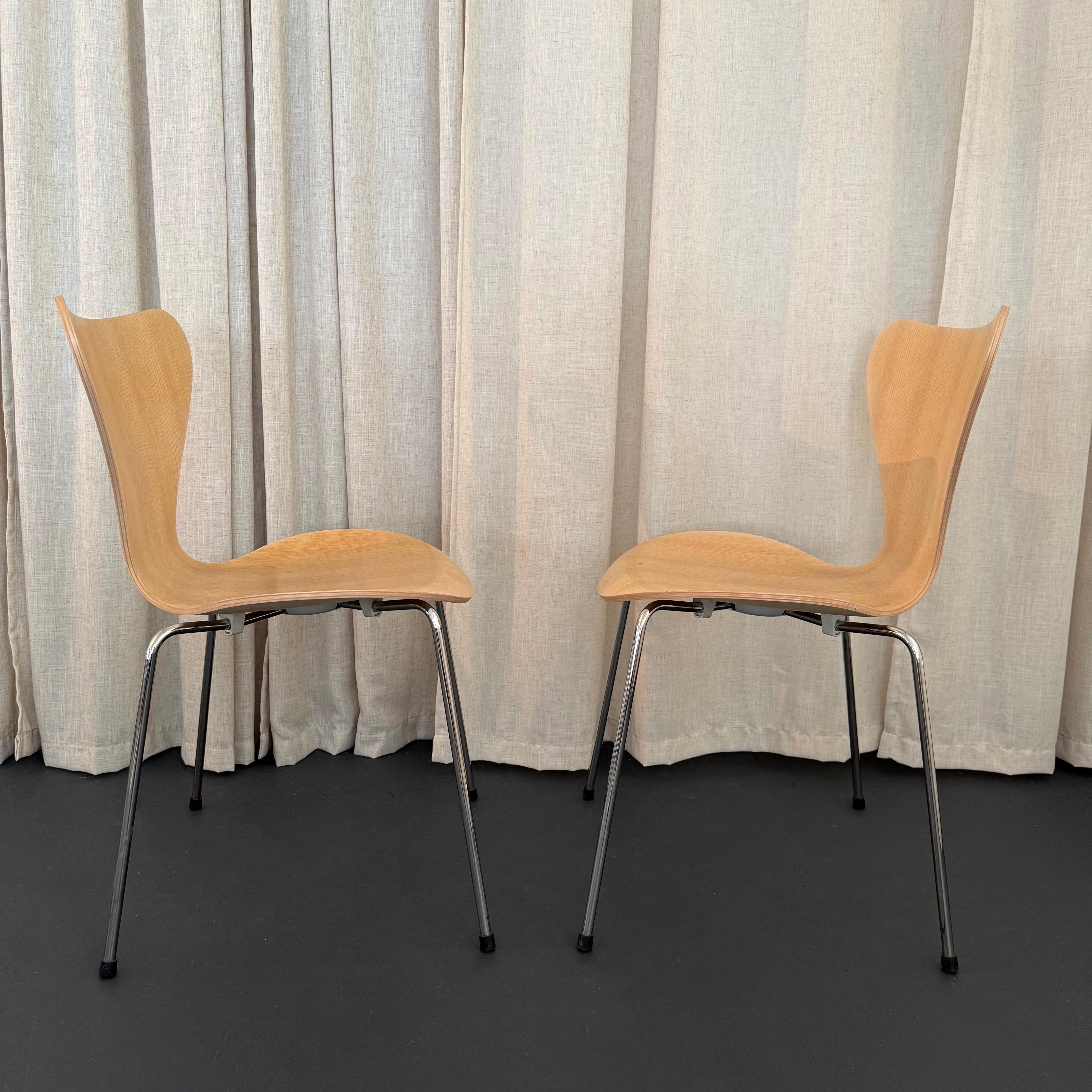 Danese Coppia di sedie Arne Jacobsen per Fritz Hansen Serie 7 in frassino sbiancato in vendita