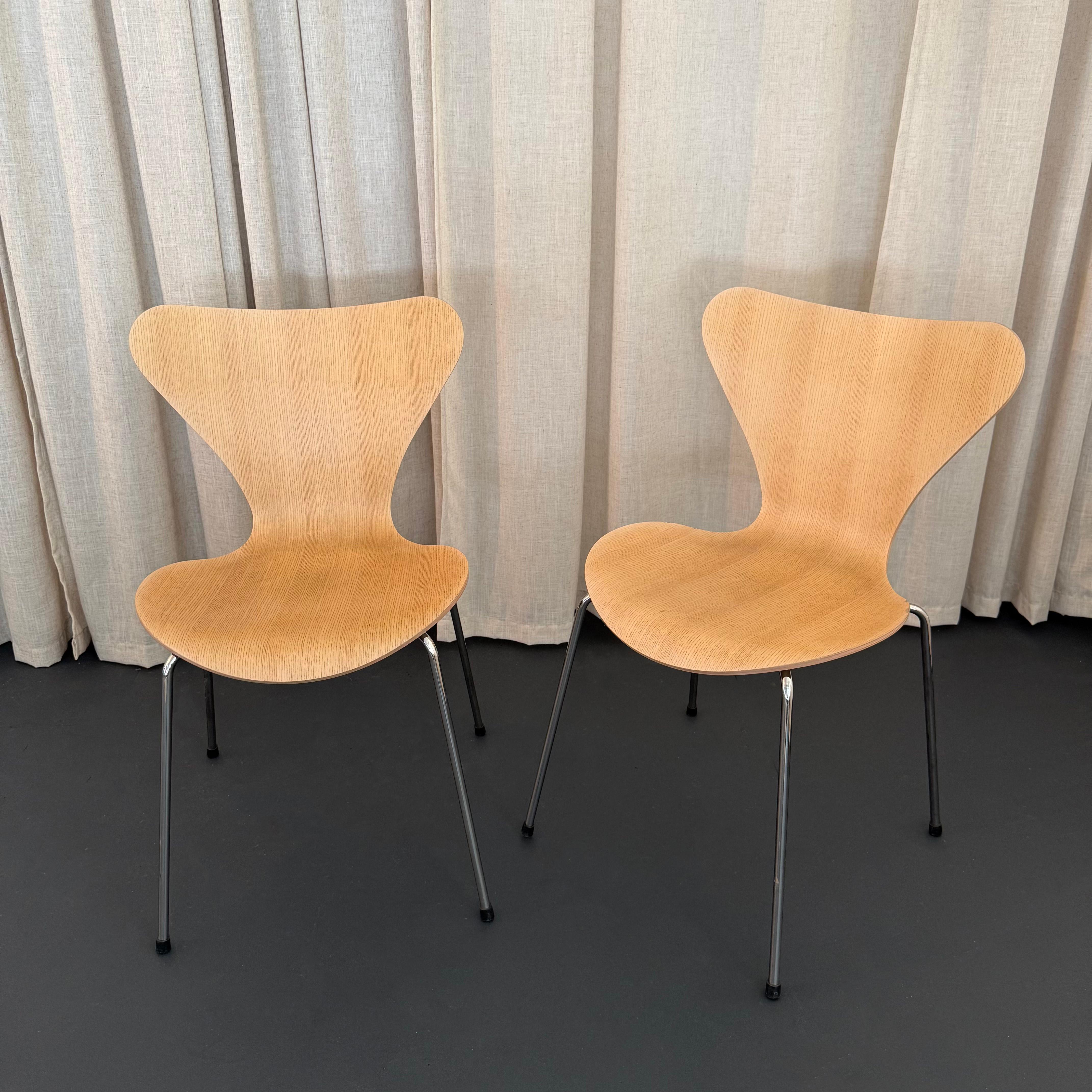 Sbiancato Coppia di sedie Arne Jacobsen per Fritz Hansen Serie 7 in frassino sbiancato in vendita