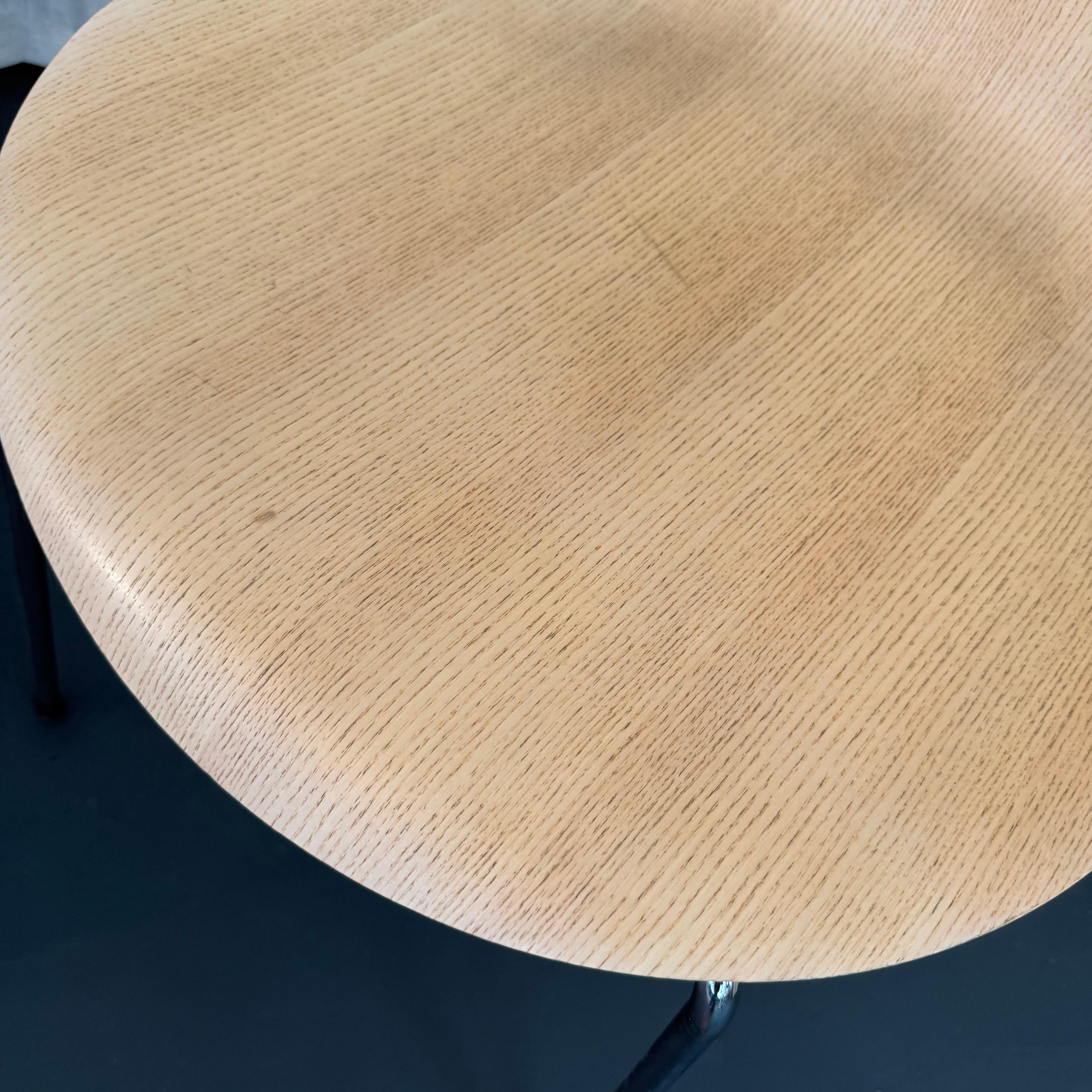 Coppia di sedie Arne Jacobsen per Fritz Hansen Serie 7 in frassino sbiancato In condizioni buone in vendita a Brooklyn, NY