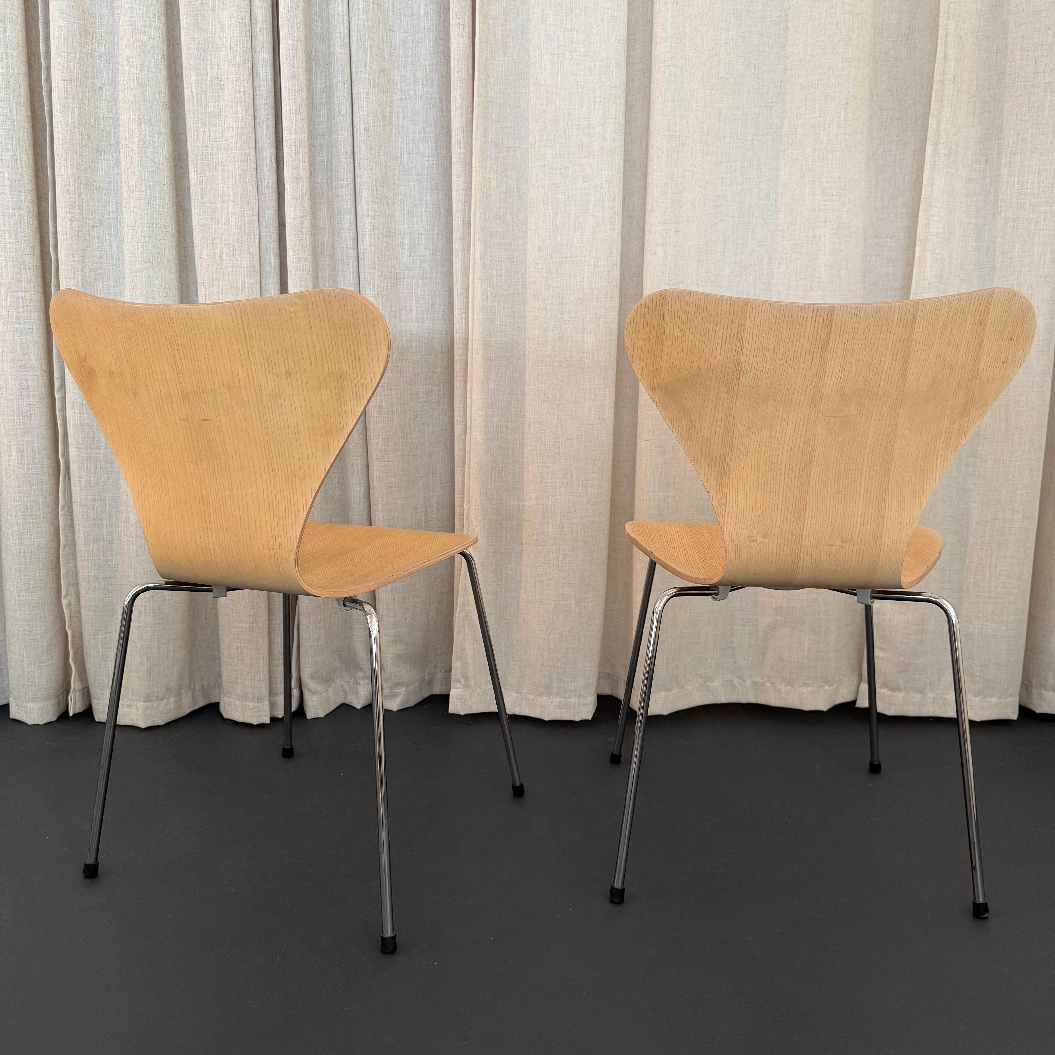XXI secolo e contemporaneo Coppia di sedie Arne Jacobsen per Fritz Hansen Serie 7 in frassino sbiancato in vendita