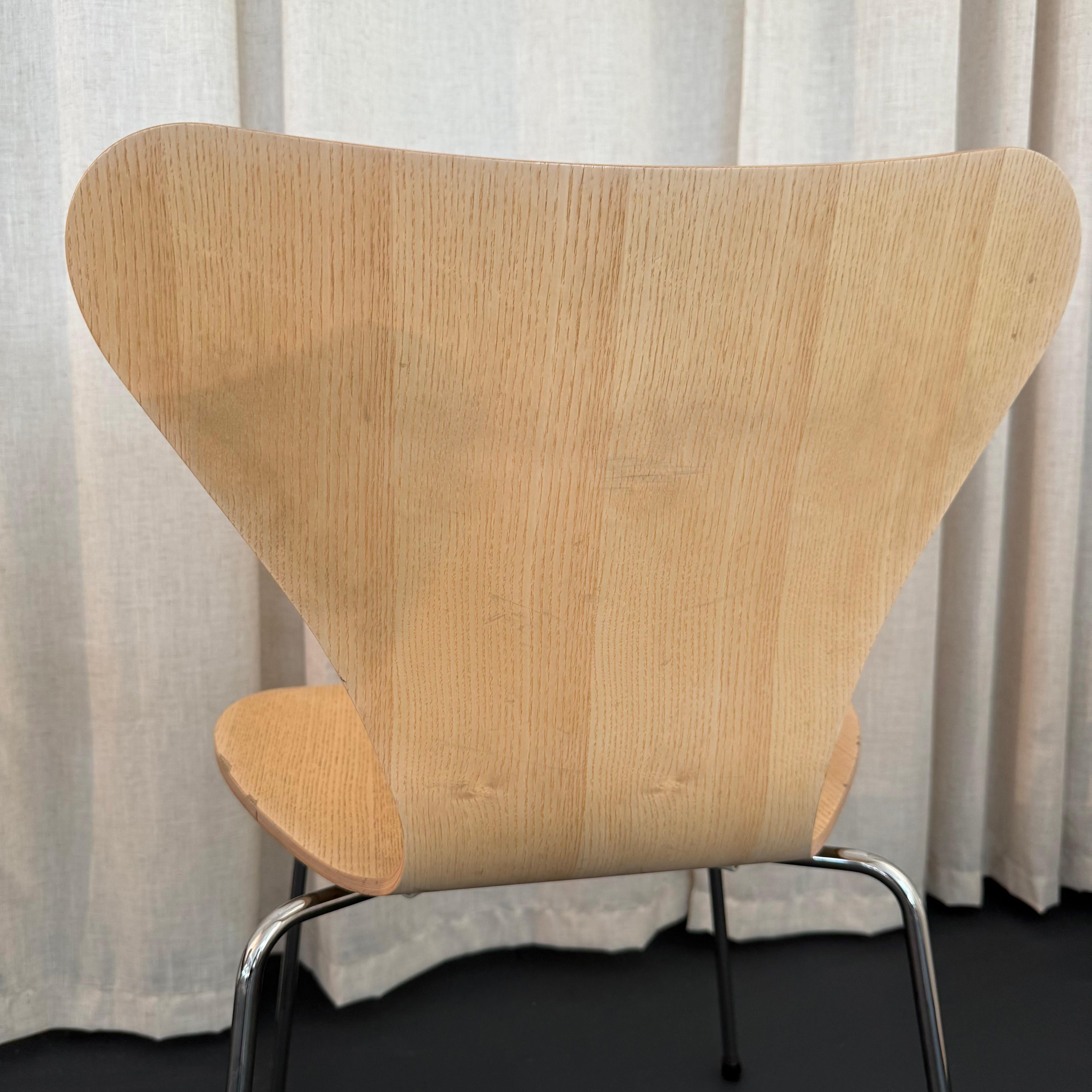 Acciaio Coppia di sedie Arne Jacobsen per Fritz Hansen Serie 7 in frassino sbiancato in vendita