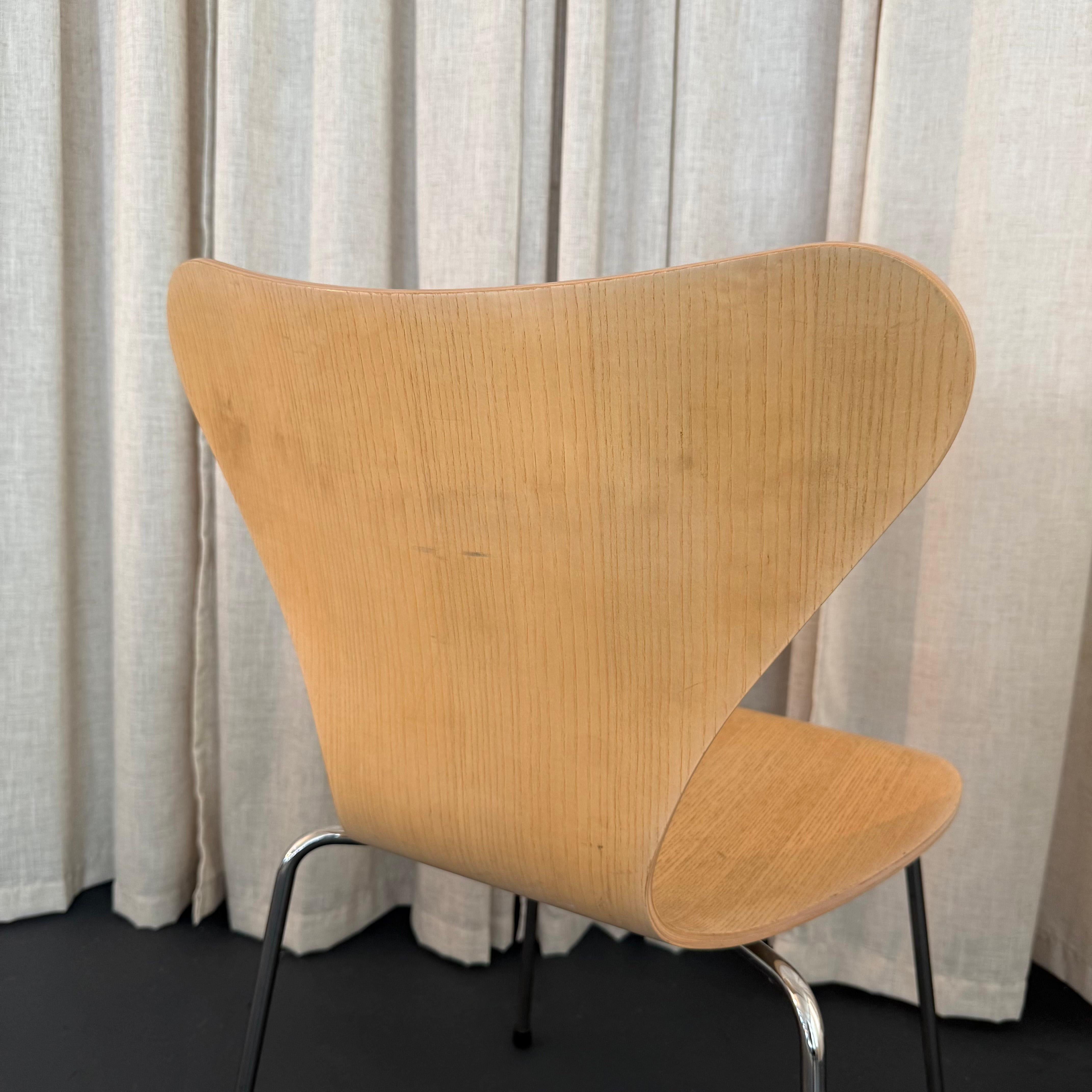 Coppia di sedie Arne Jacobsen per Fritz Hansen Serie 7 in frassino sbiancato in vendita 1