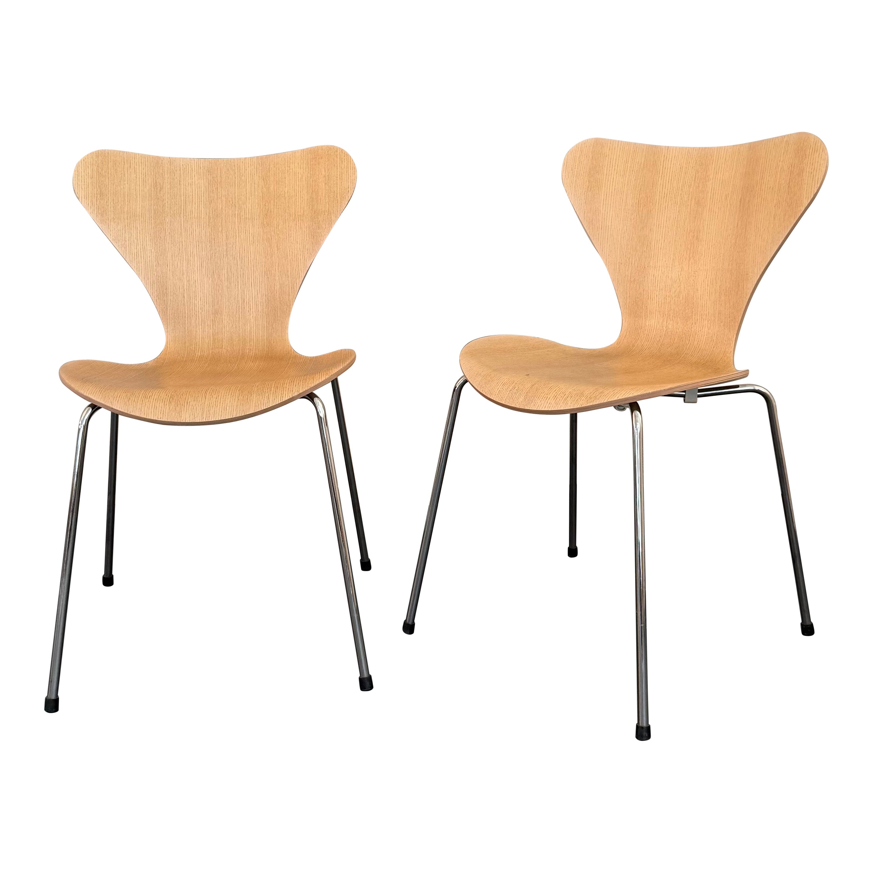 Paar Arne Jacobsen für Fritz Hansen Serie 7 Stühle aus gebleichter Esche