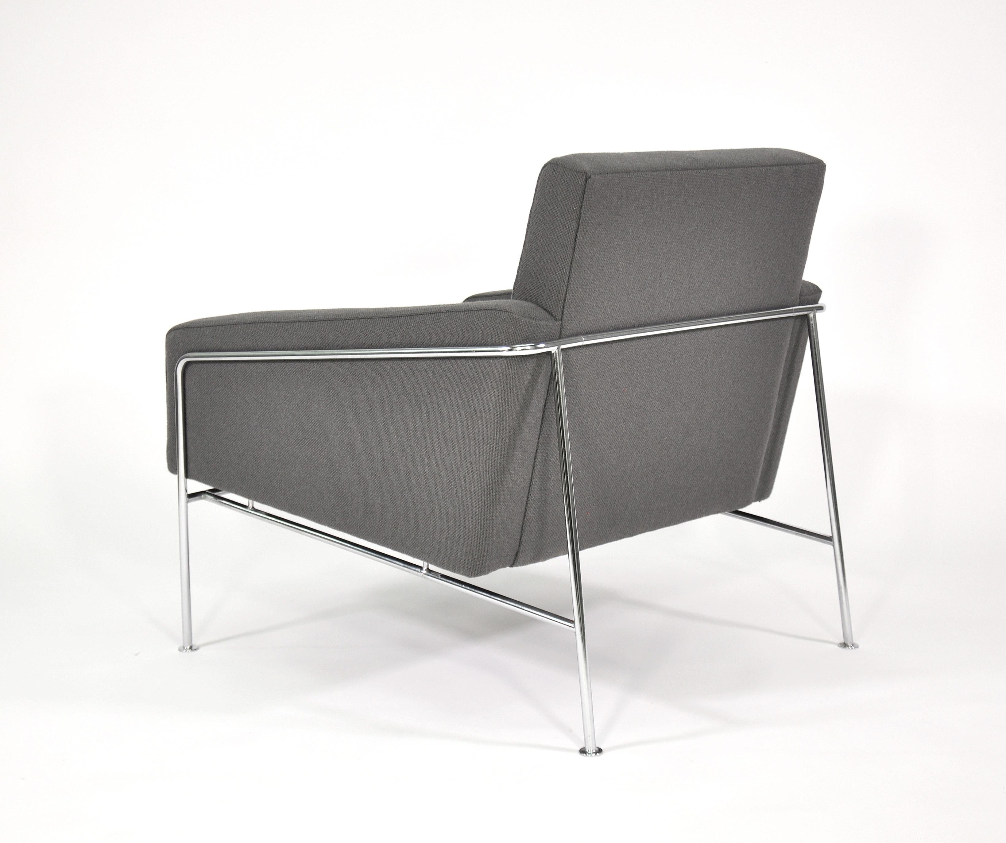 Pair of Arne Jacobsen for Fritz Hansen Series 3300 Gray Lounge Chairs 4