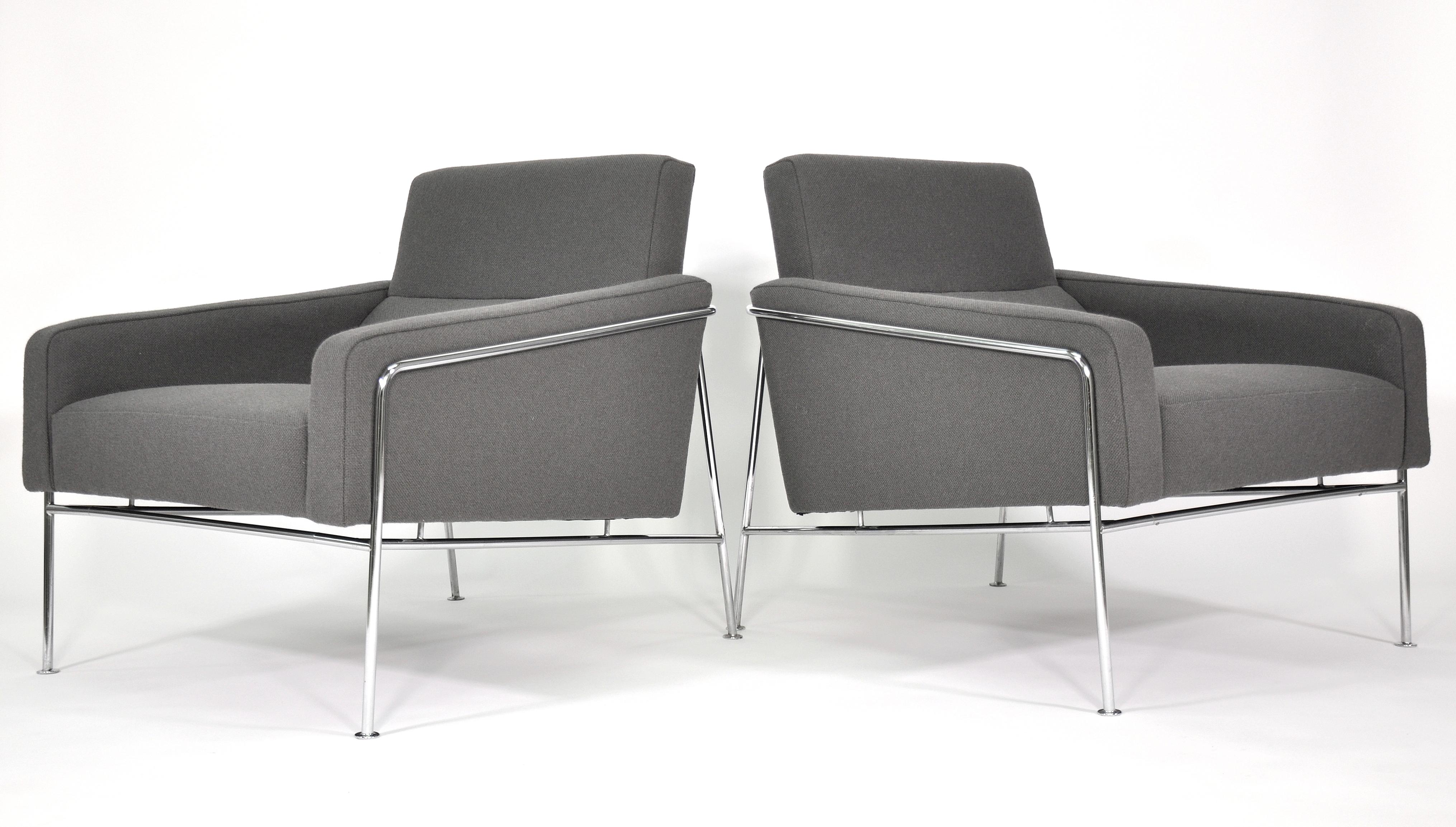 Pair of Arne Jacobsen for Fritz Hansen Series 3300 Gray Lounge Chairs In Good Condition In Miami, FL