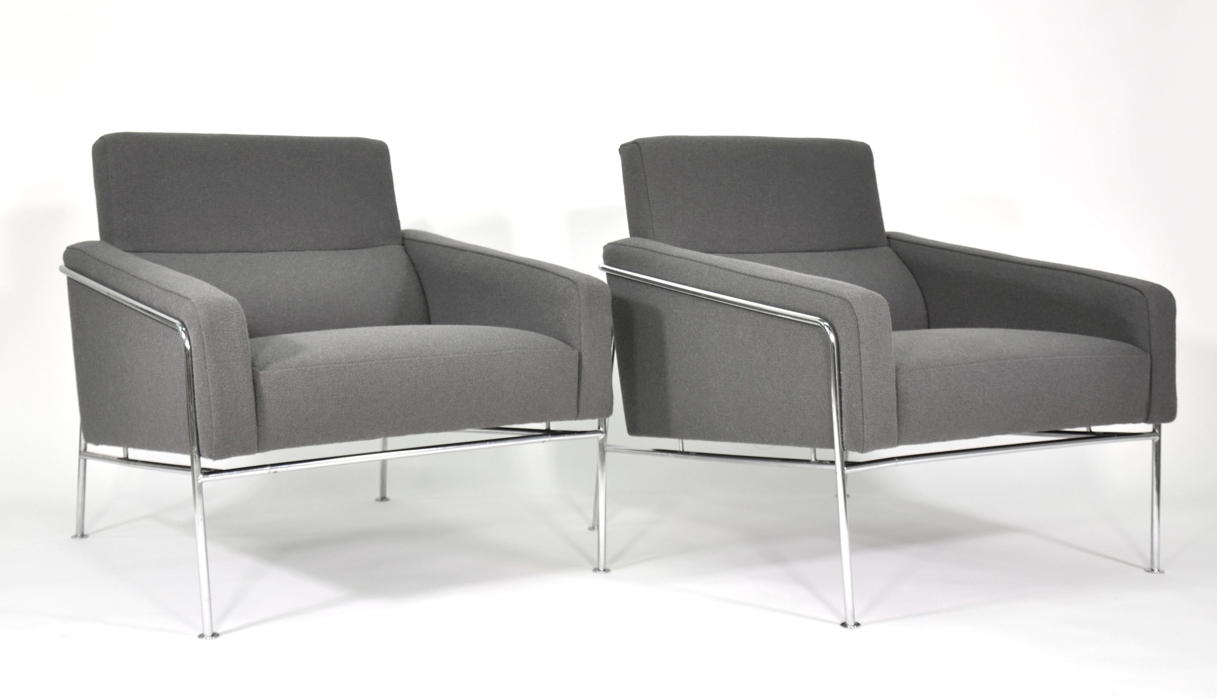 Mid-20th Century Pair of Arne Jacobsen for Fritz Hansen Series 3300 Gray Lounge Chairs