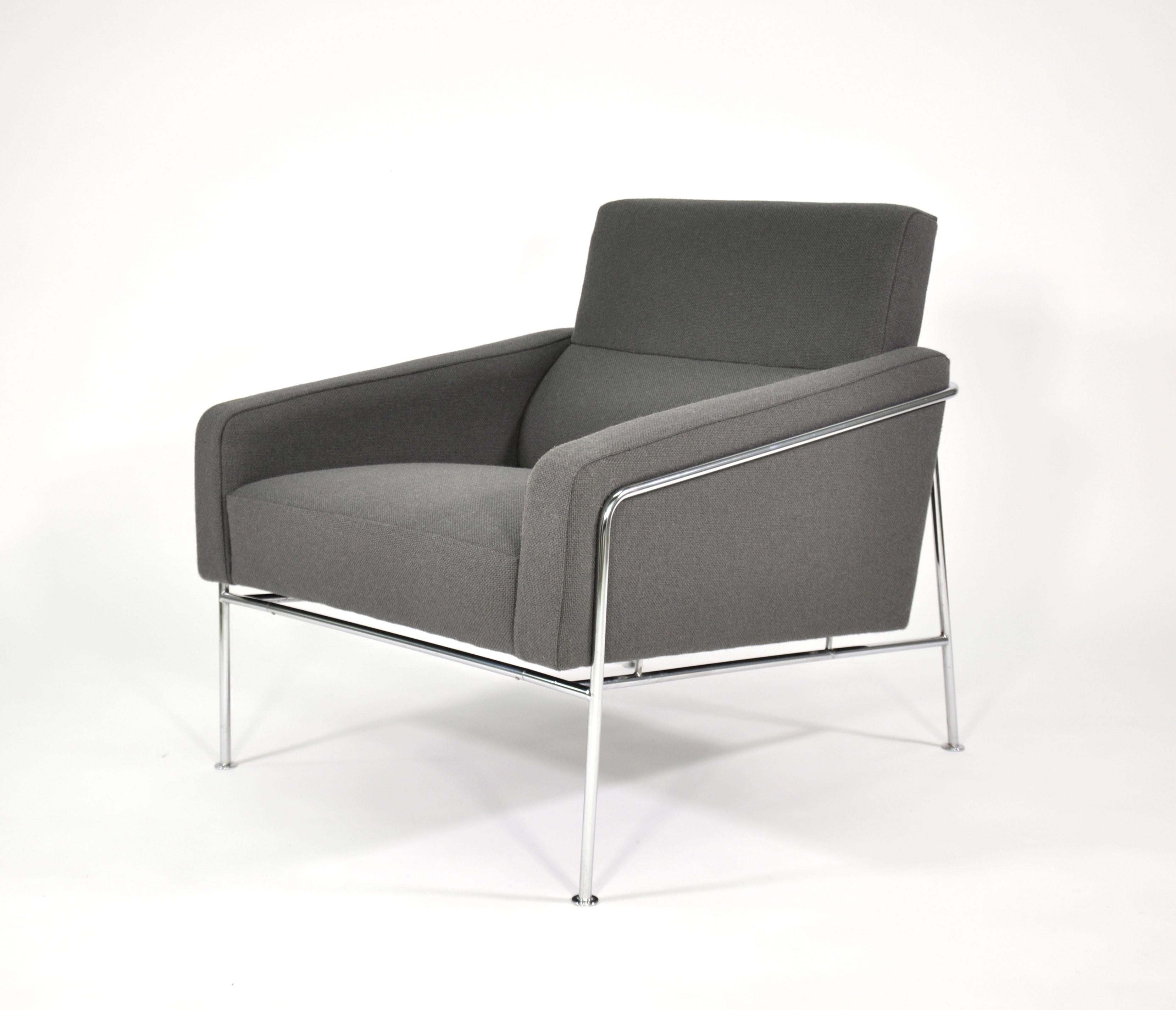 Pair of Arne Jacobsen for Fritz Hansen Series 3300 Gray Lounge Chairs 2