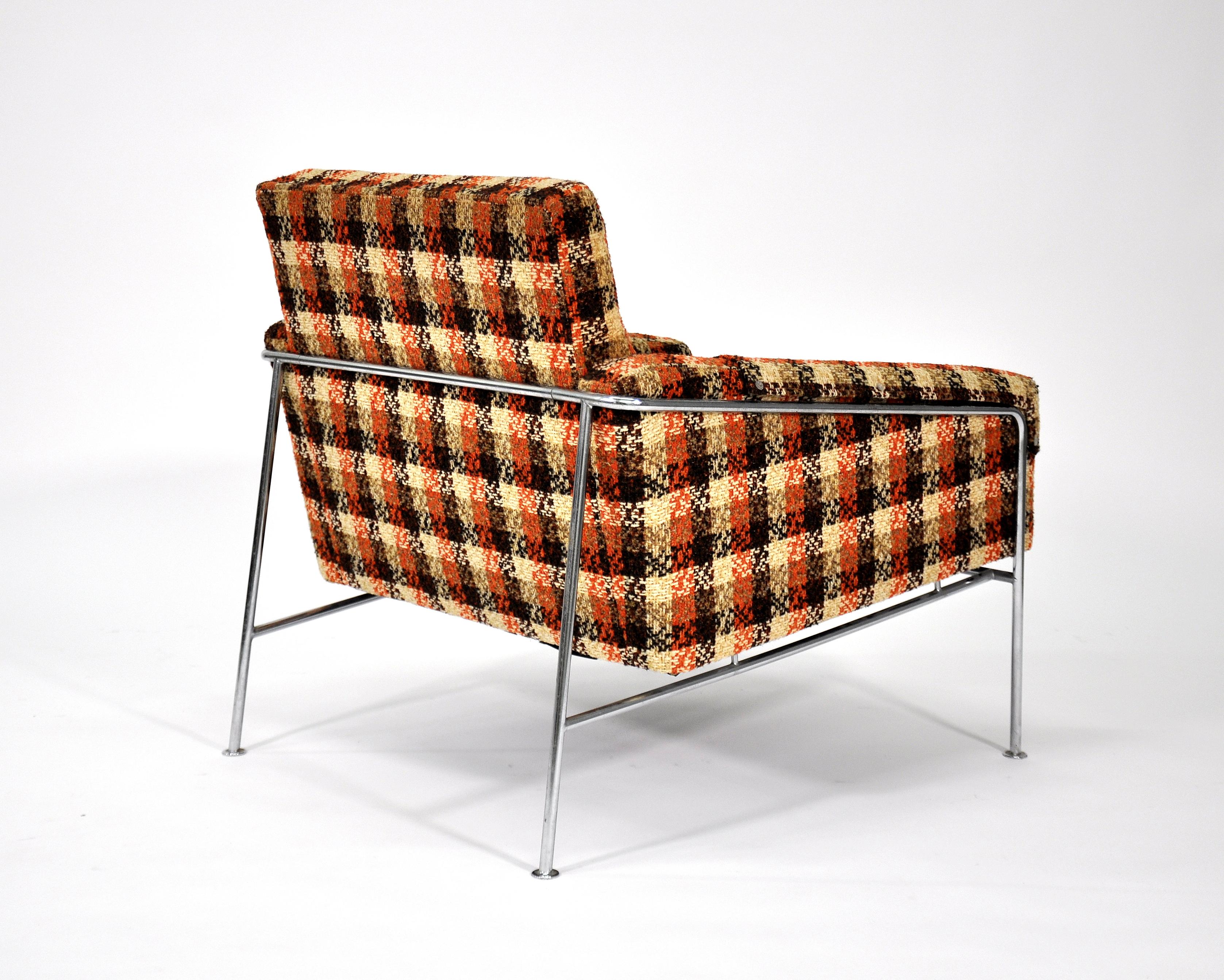 Pair of Arne Jacobsen for Fritz Hansen Series 3300 Lounge Chairs 3
