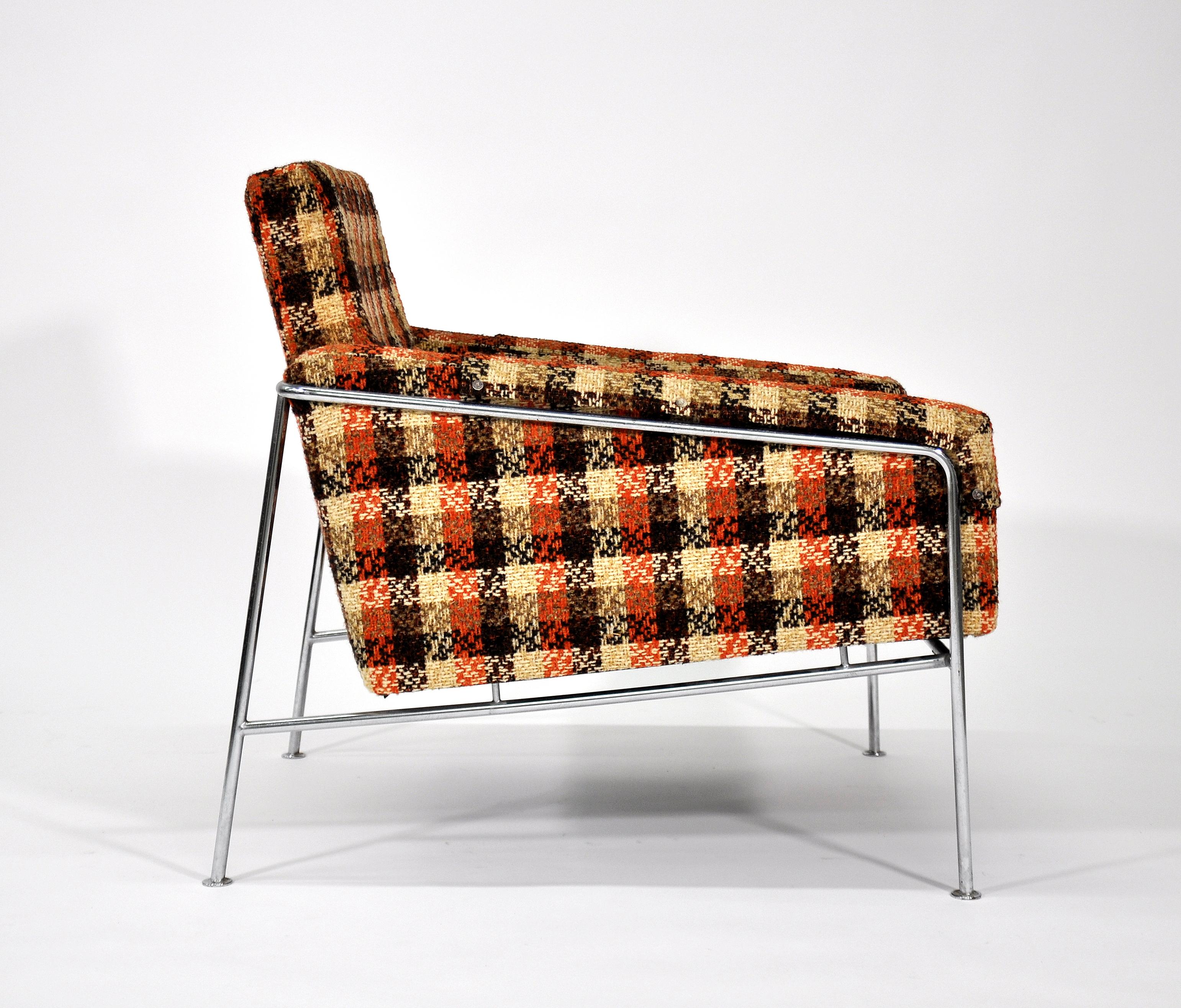 Pair of Arne Jacobsen for Fritz Hansen Series 3300 Lounge Chairs 4