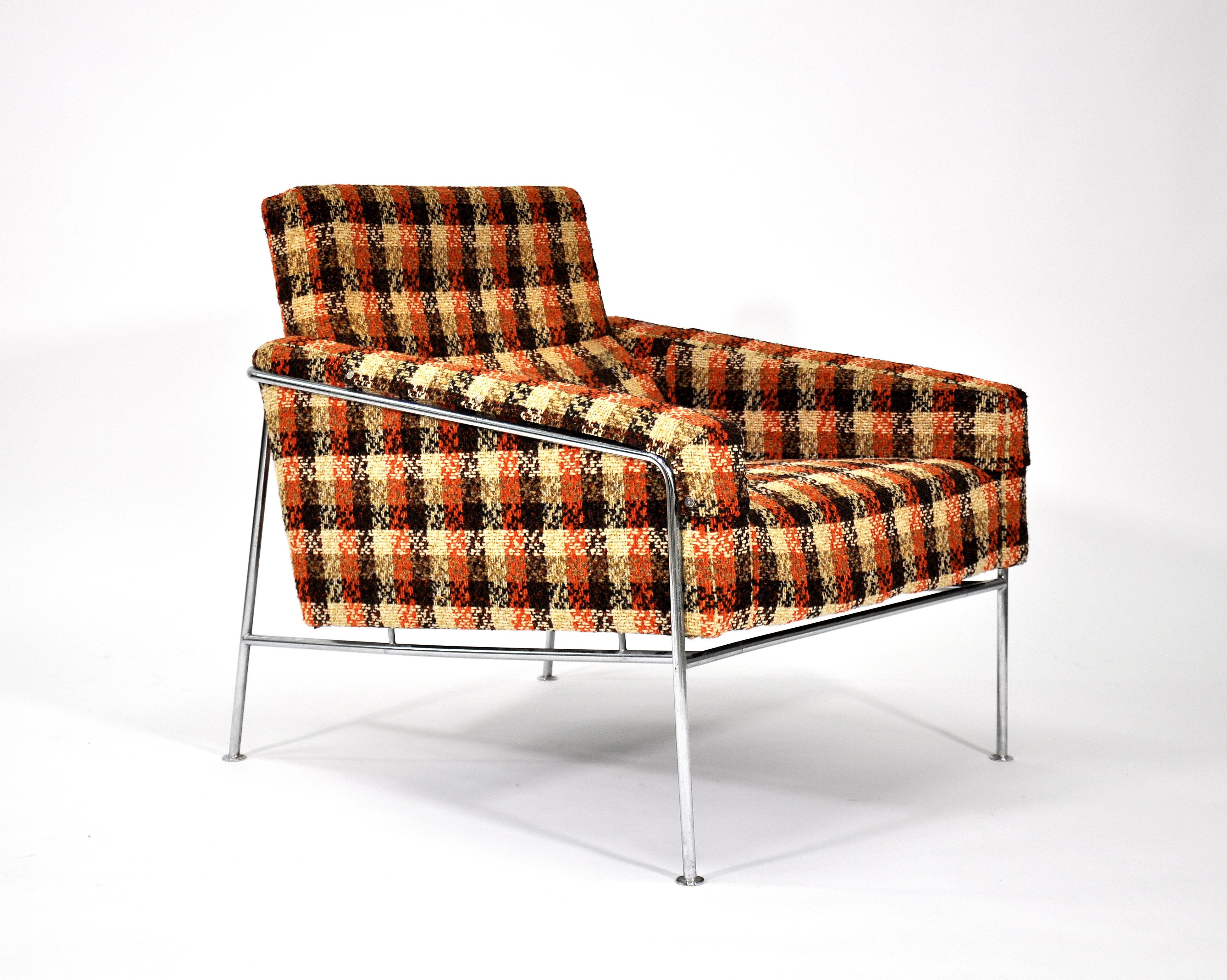 Pair of Arne Jacobsen for Fritz Hansen Series 3300 Lounge Chairs 5
