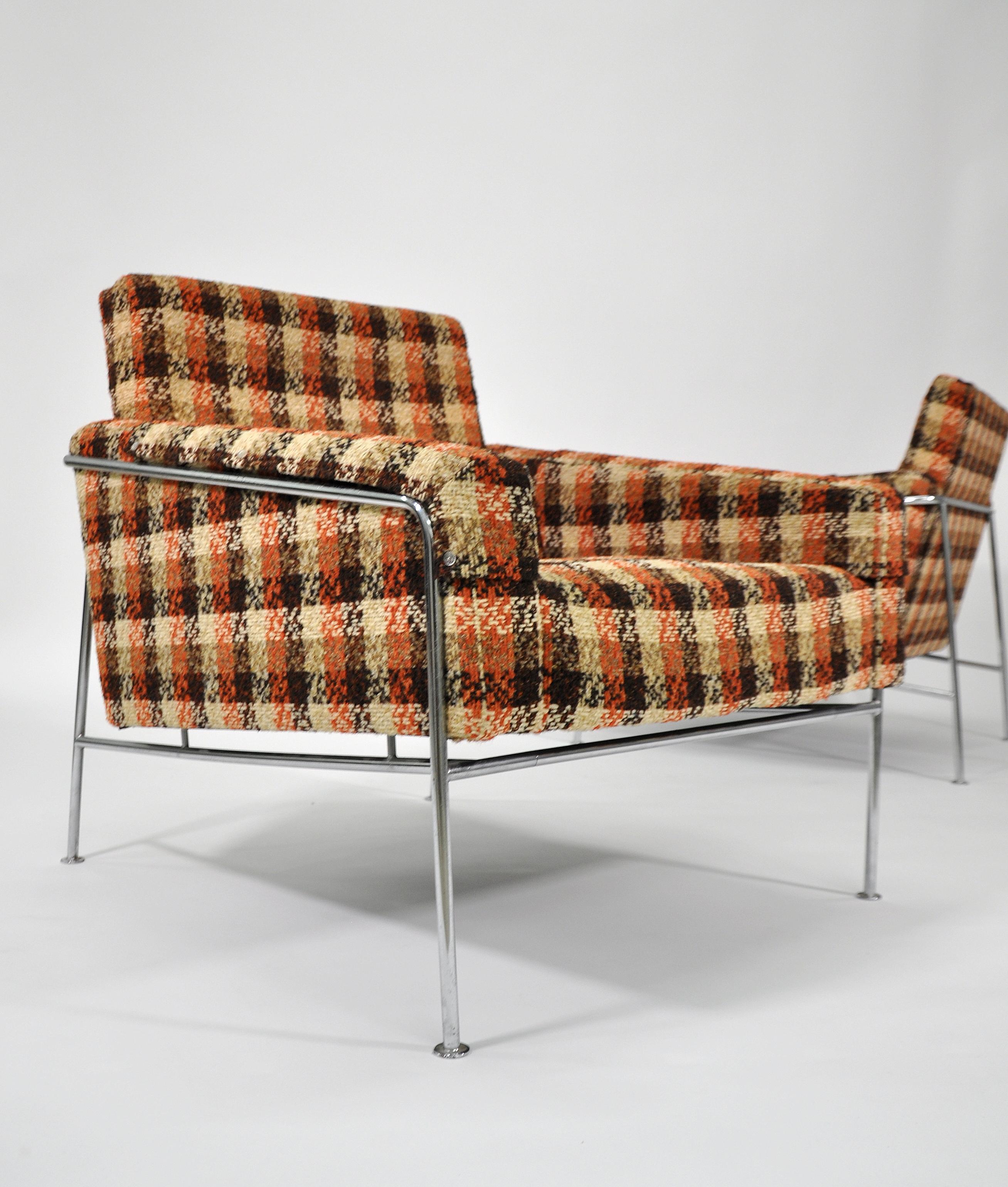 Pair of Arne Jacobsen for Fritz Hansen Series 3300 Lounge Chairs 6