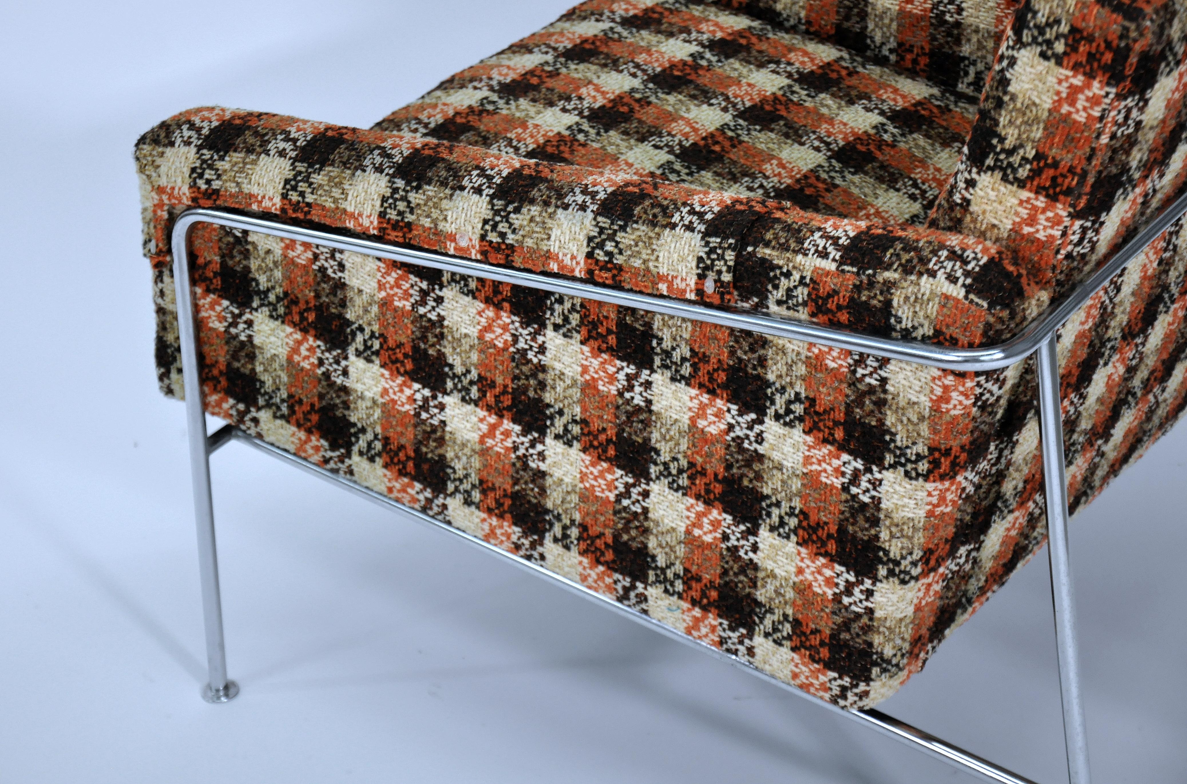 Pair of Arne Jacobsen for Fritz Hansen Series 3300 Lounge Chairs 10