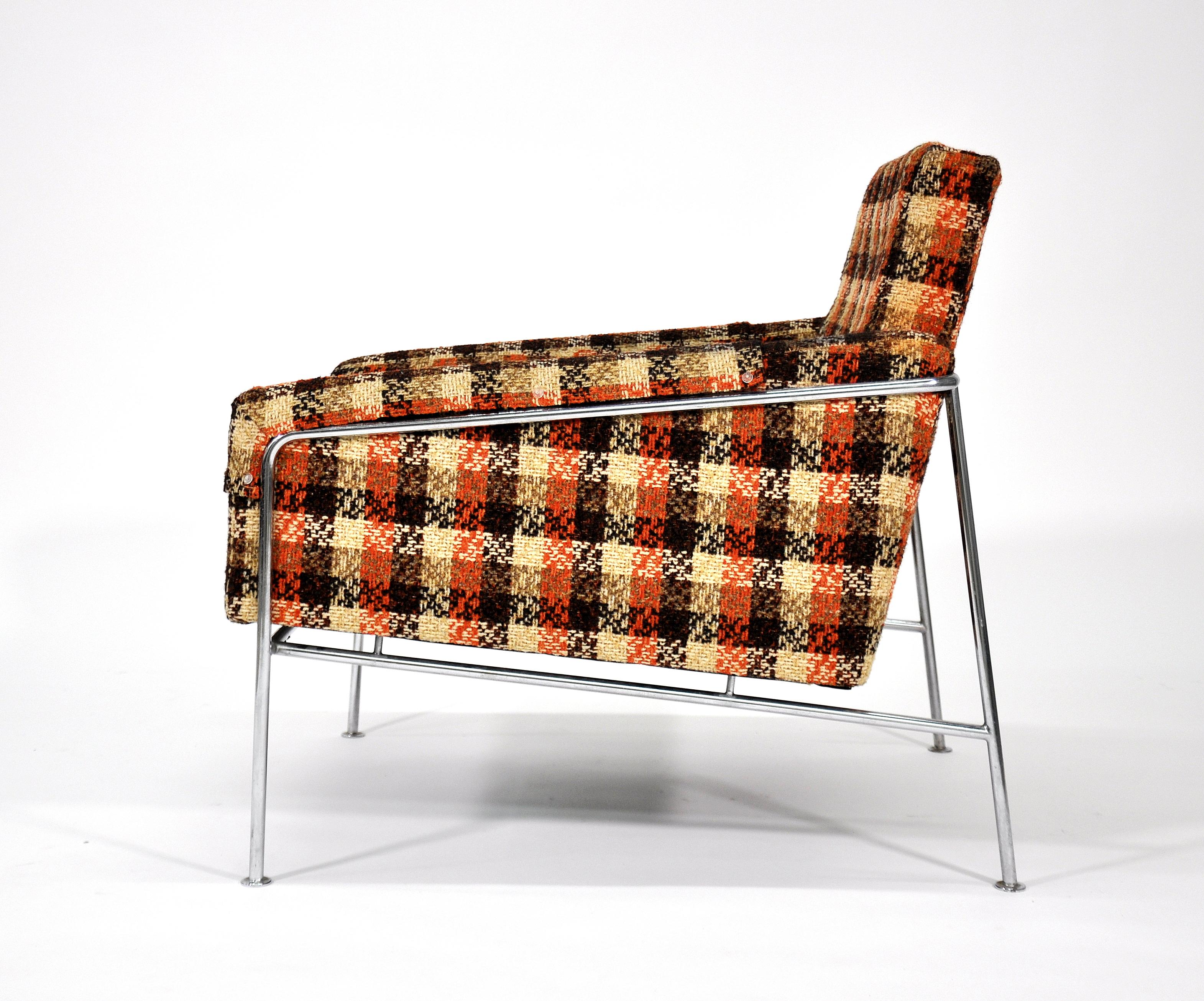 Pair of Arne Jacobsen for Fritz Hansen Series 3300 Lounge Chairs 1