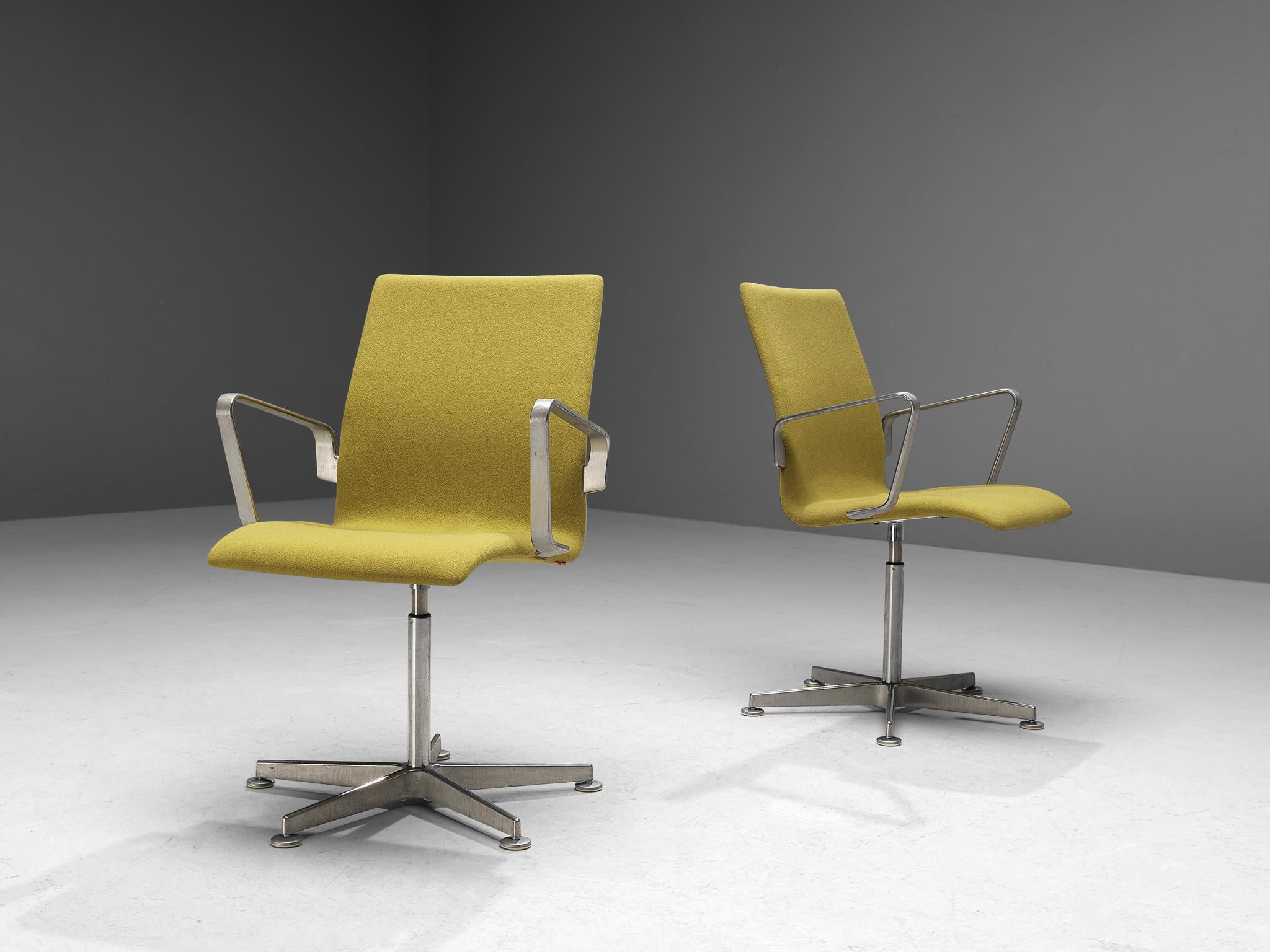 Arne Jacobsen per Fritz Hansen, coppia di sedie 'Oxford', metallo, tessuto, Danimarca, design 1965.

Queste classiche sedie per ufficio dirigenziali sono caratterizzate da uno schienale medio-alto (rispetto ai modelli con schienale basso e molto