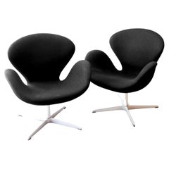 Ein Paar Arne Jacobsen für Fritz Hansen „Swan“-Stühle