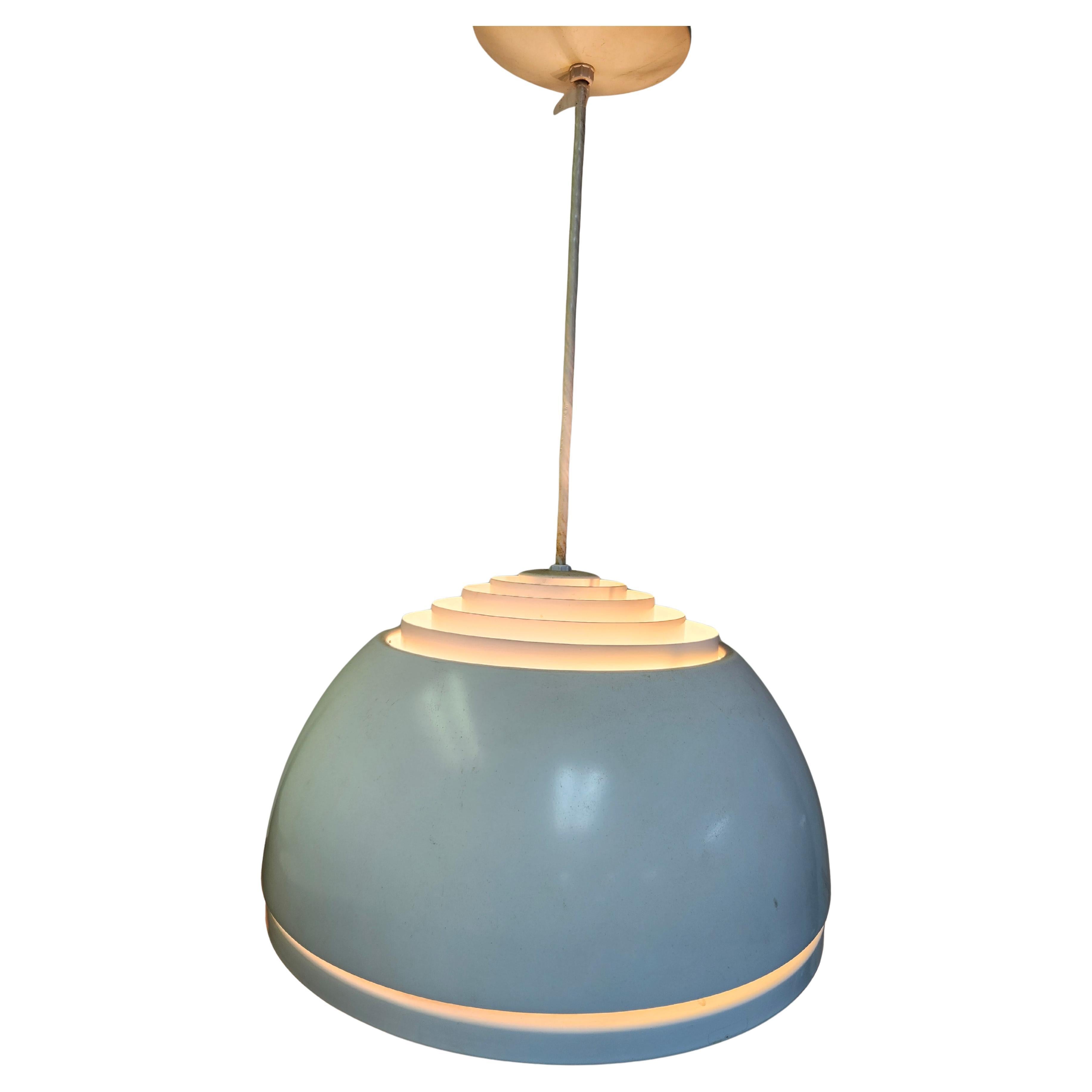 Fantastica coppia di lampade a sospensione a persiana, semplici ma eleganti, disegnate da Arne Jacobsen nel 1970. Tutto originale  con una feritoia  con bande concentriche che permettono alla luce di filtrare dolcemente. Quasi alla base del paralume