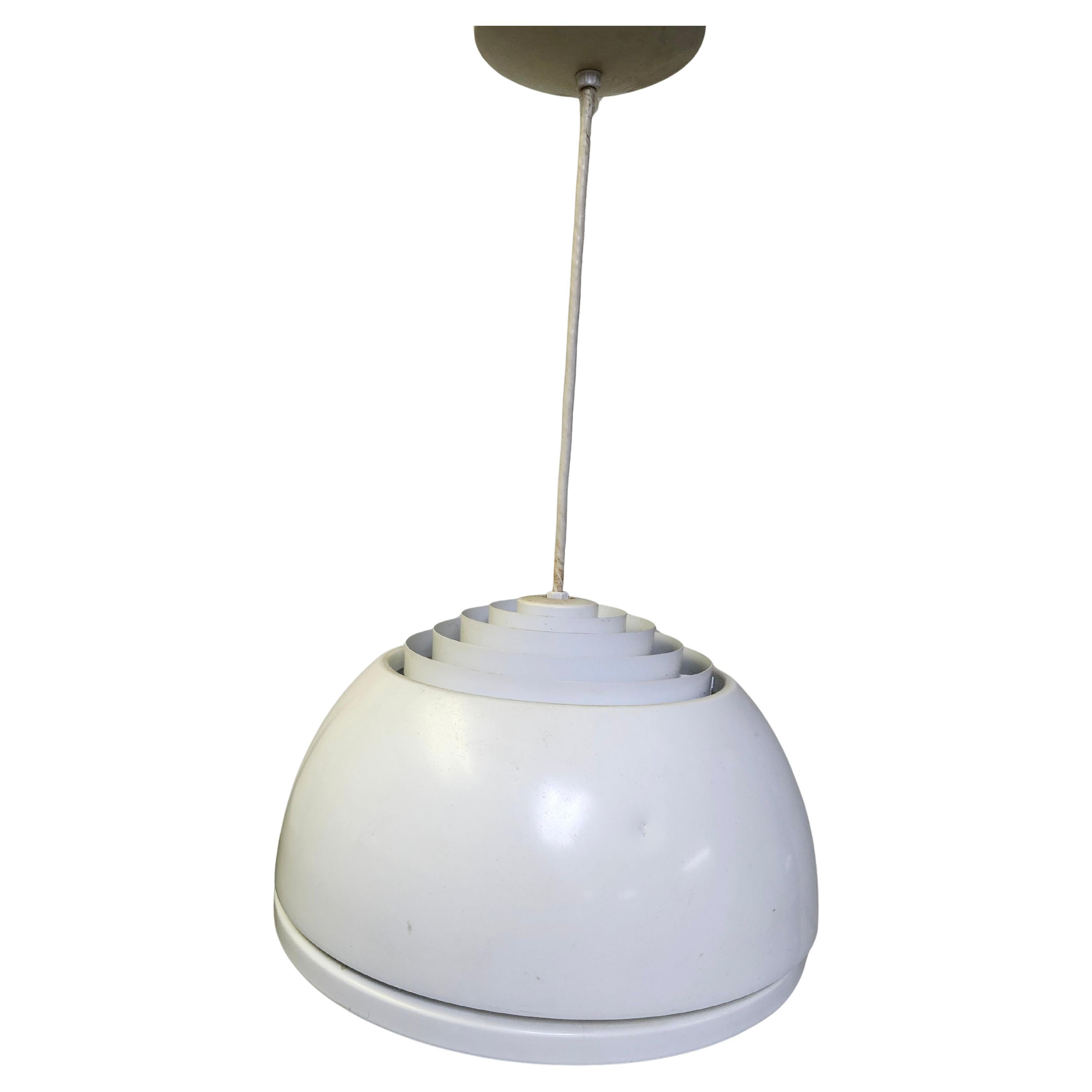 Coppia di lampadari a sospensione a leva Arne Jacobsen C1970 in vendita
