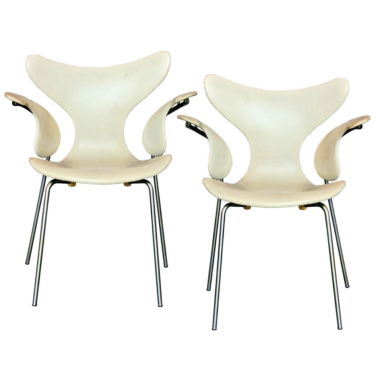 Pair of Arne Jacobsen Model 3208 "Seagull" Chairs