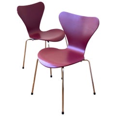 Pair of Arne Jacobsen Series 7 Chairs for Fritz Hansen in Burgundy
