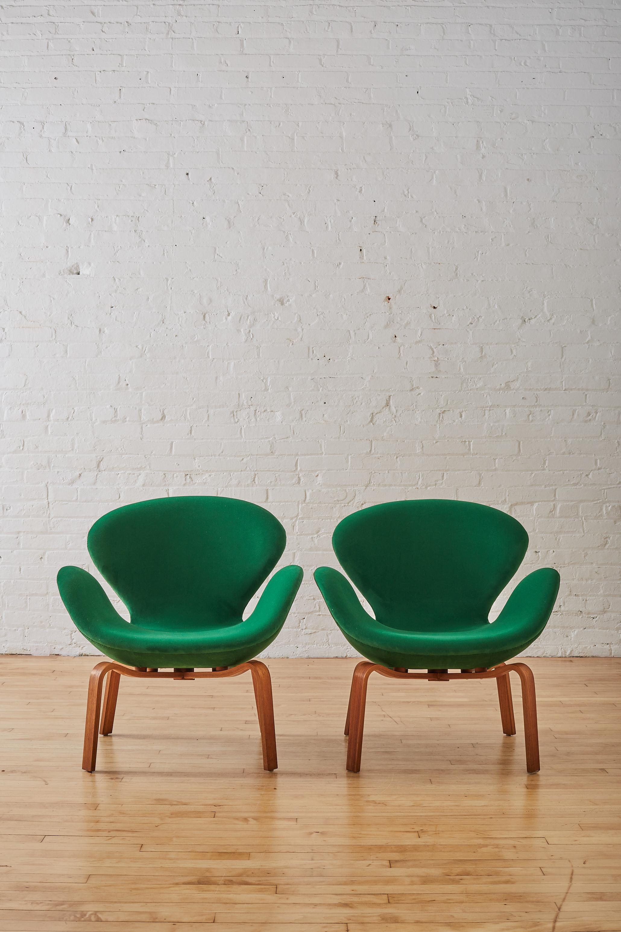 Mid-Century Modern Pair of Arne Jacobsen 'Swan' Chairs ' Model No. 4325