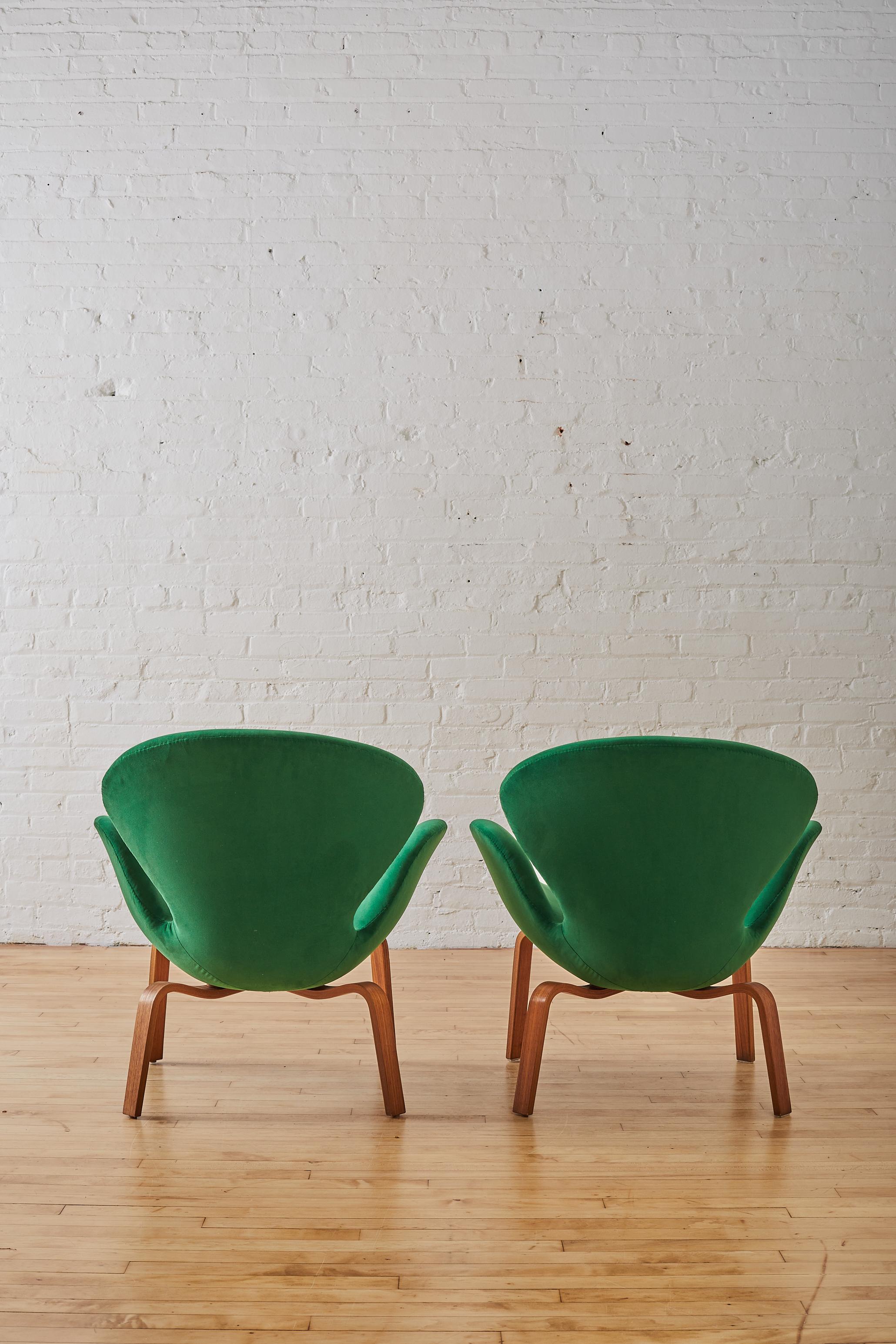Pair of Arne Jacobsen 'Swan' Chairs ' Model No. 4325 In Good Condition In Long Island City, NY