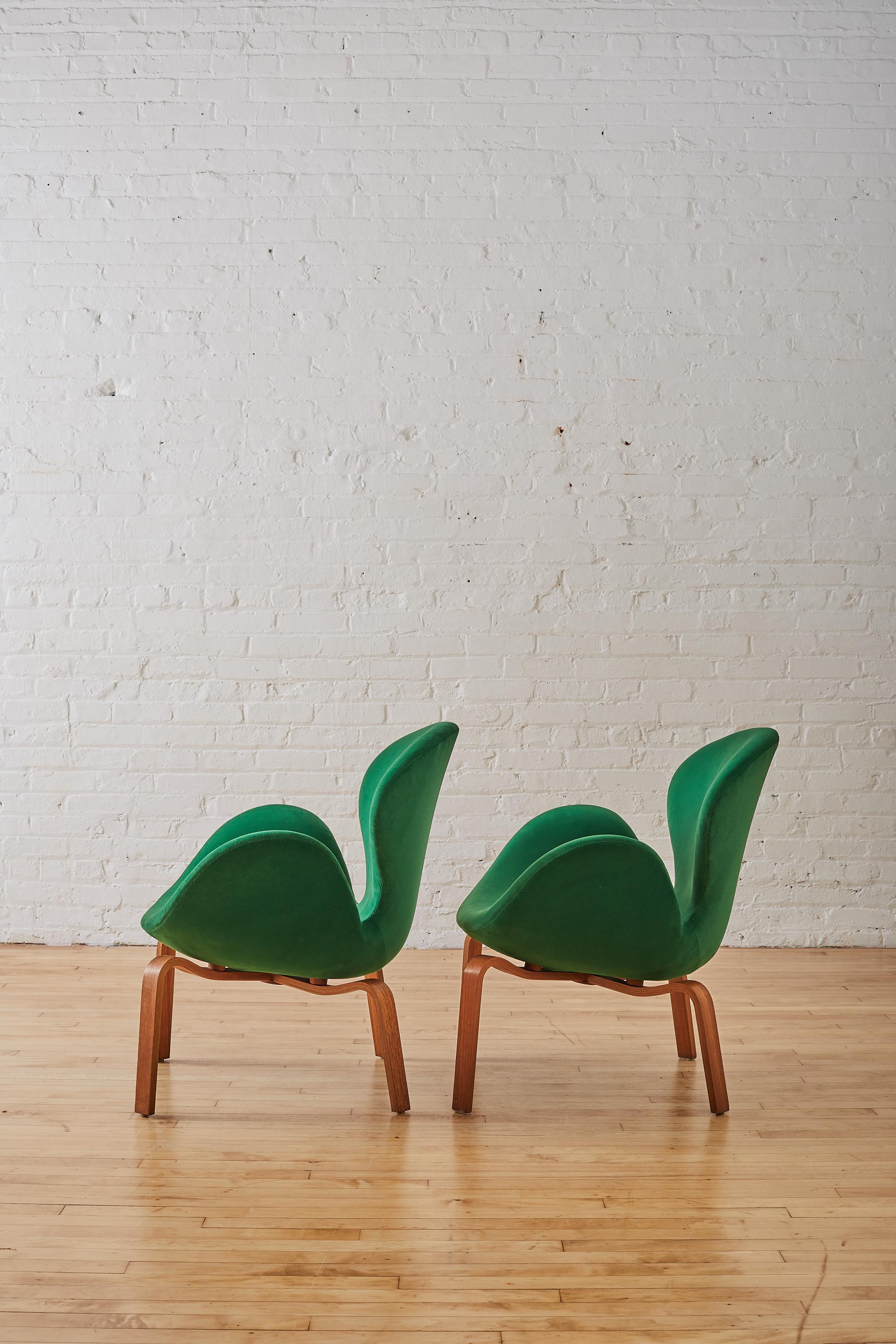 20th Century Pair of Arne Jacobsen 'Swan' Chairs ' Model No. 4325