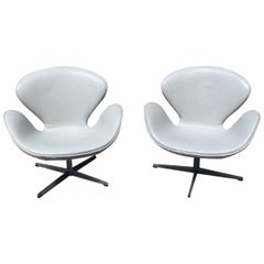 Pair of Arne Jacobsen "Swan" Lounge Chairs in Leather for Fritz Hansen 