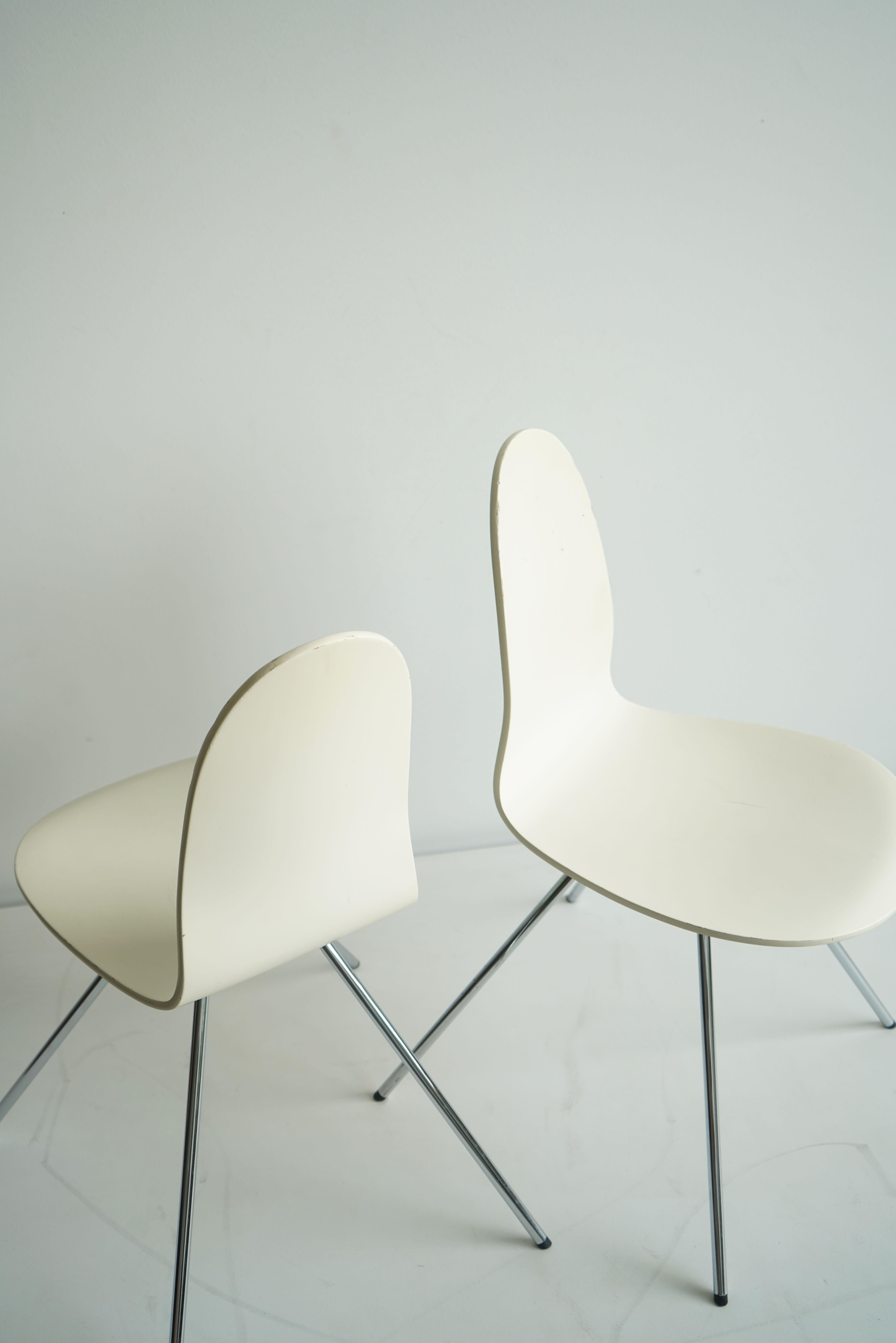 Mid-Century Modern Pair of Arne Jacobsen Tongue chairs by Fritz Hansen circa 1965 For Sale