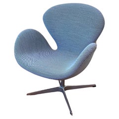 Ein Paar Swan-Drehsessel von Arne Jacobson für Fritz Hansen