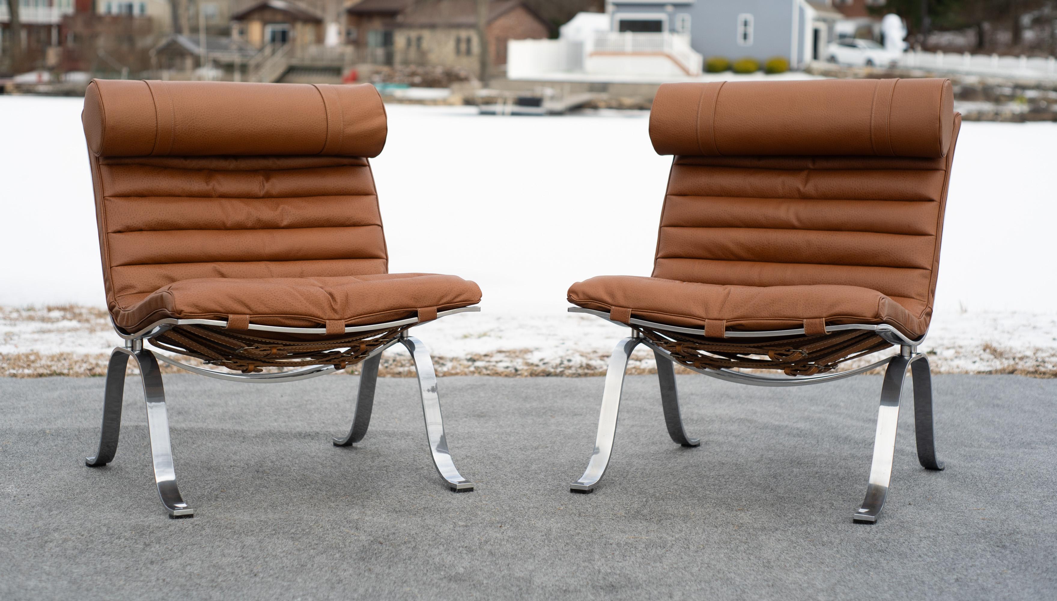 Dieses schöne Paar Loungesessel wurde in den 1960er Jahren von Arne Norell für Norell Moebel entworfen. Die Gestelle bestehen aus zwei Kurven aus verchromtem Stahl, und die einzelnen Kissen wurden neu mit kanalgenähtem, cognacfarbenem Leder