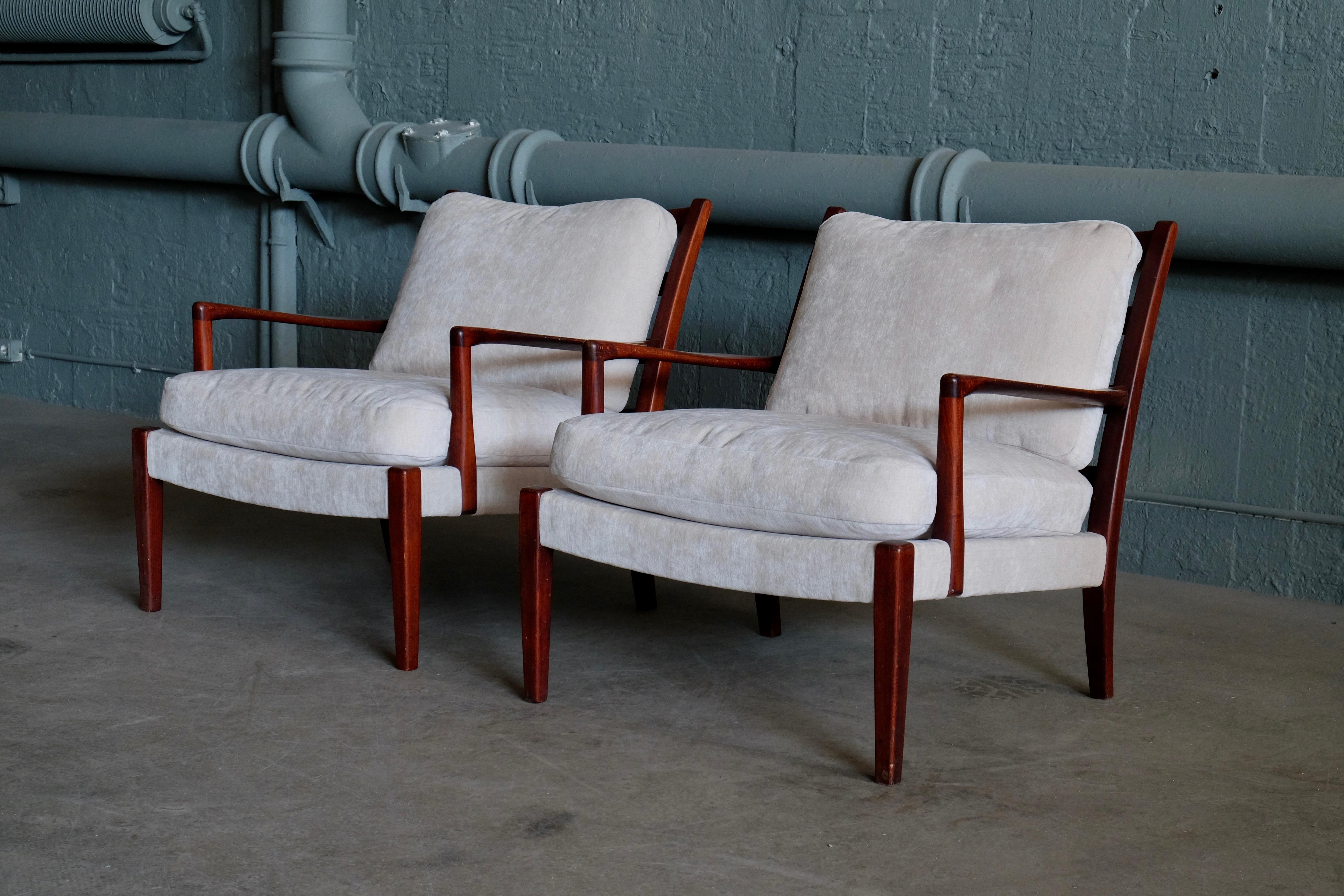 Easy chairs model Löven designed by Arne Norell. Produced by Arne Norell AB in Aneby, Sweden, 1960s.
Reupholstered.
